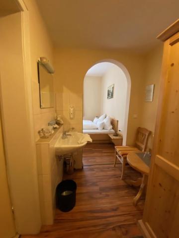 Budget Double Room photo 2