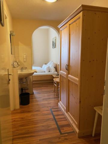 Budget Double Room photo 3