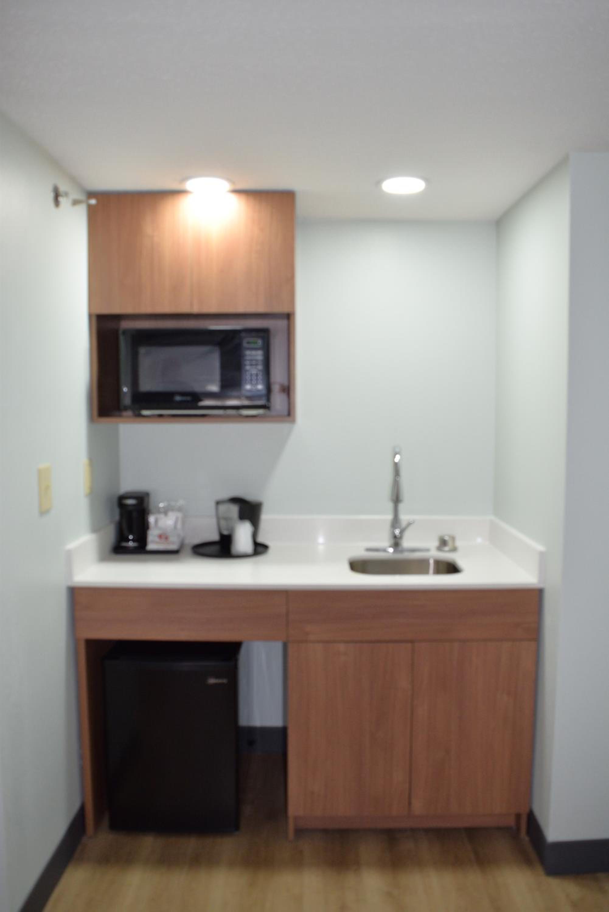 King Studio Suite with Walk-In Shower - Mobility Accessible/Non-Smoking - Photo 4