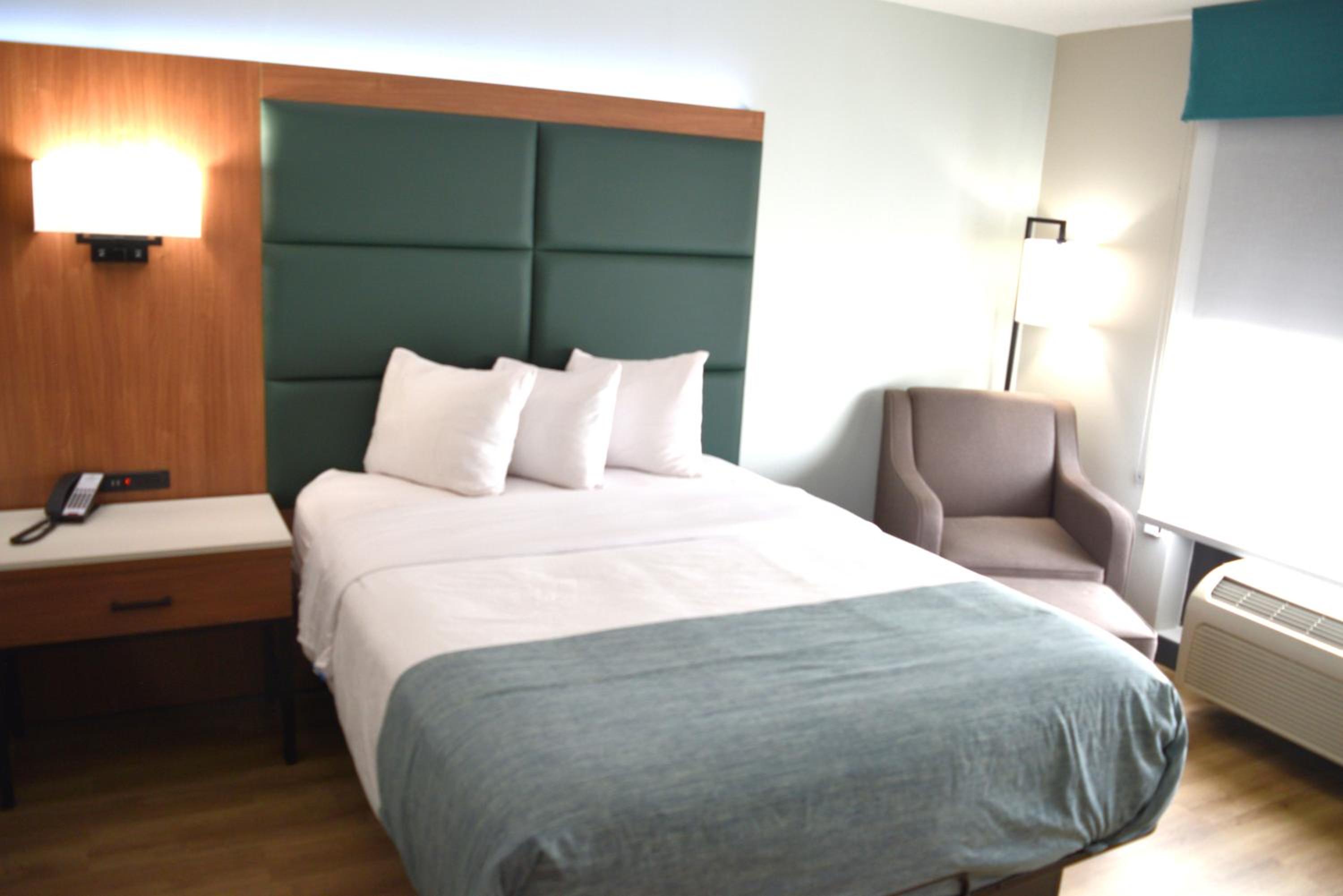 Queen Room with Two Queen Beds - Non-Smoking - Photo 5