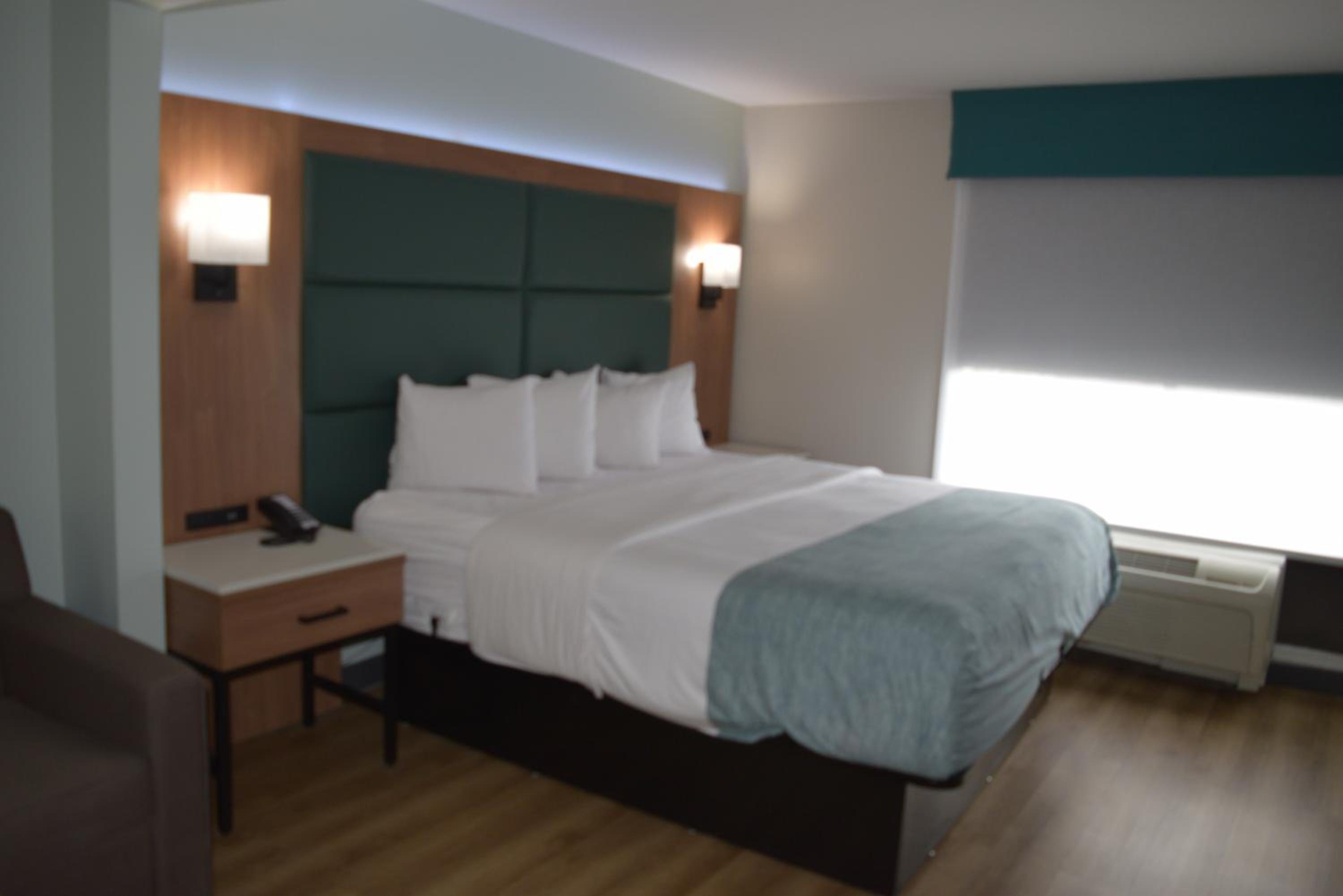 King Room with Walk-In Shower - Mobility Accessible/Non-Smoking - Photo 2