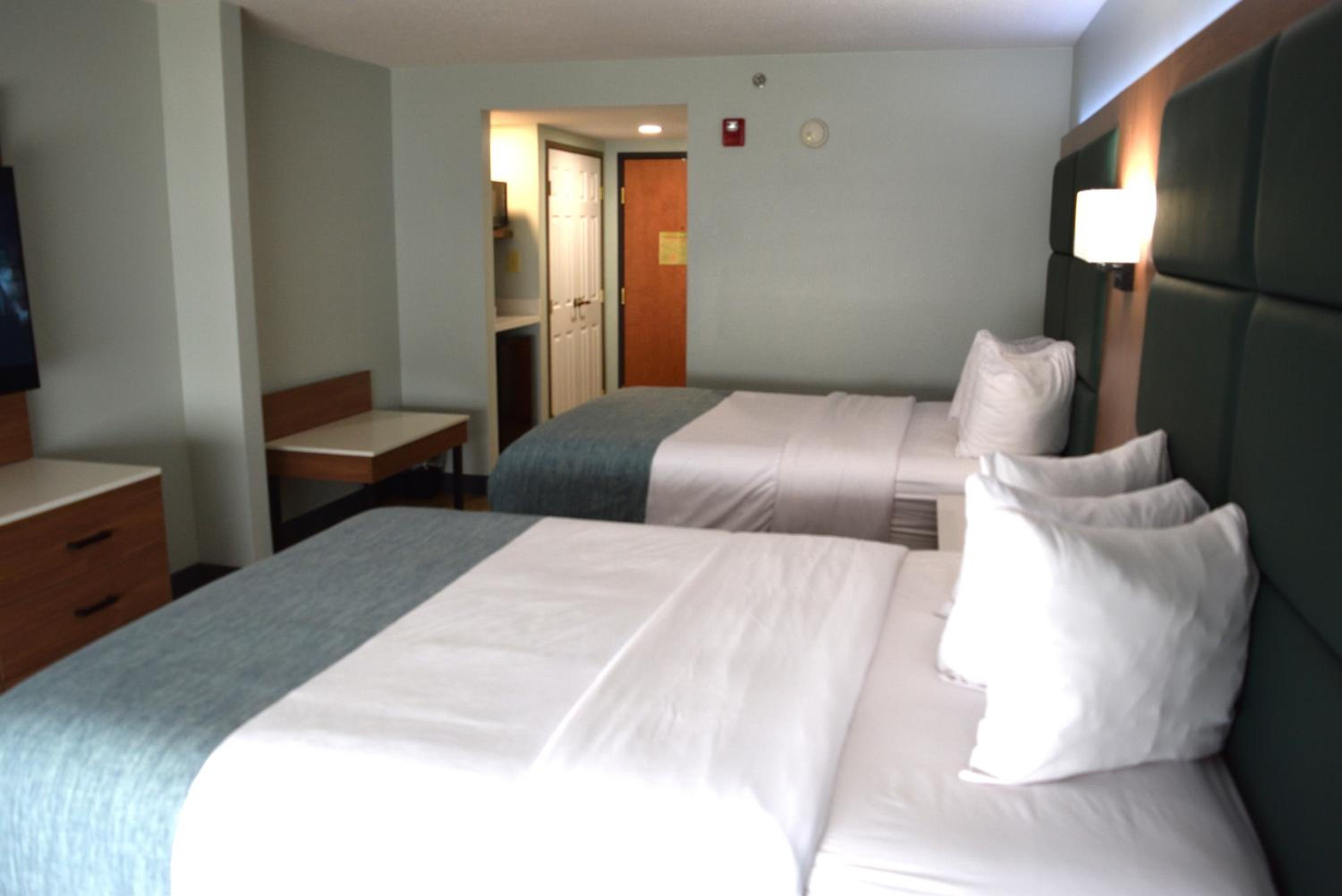 Queen Room with Two Queen Beds - Non-Smoking - Photo 3