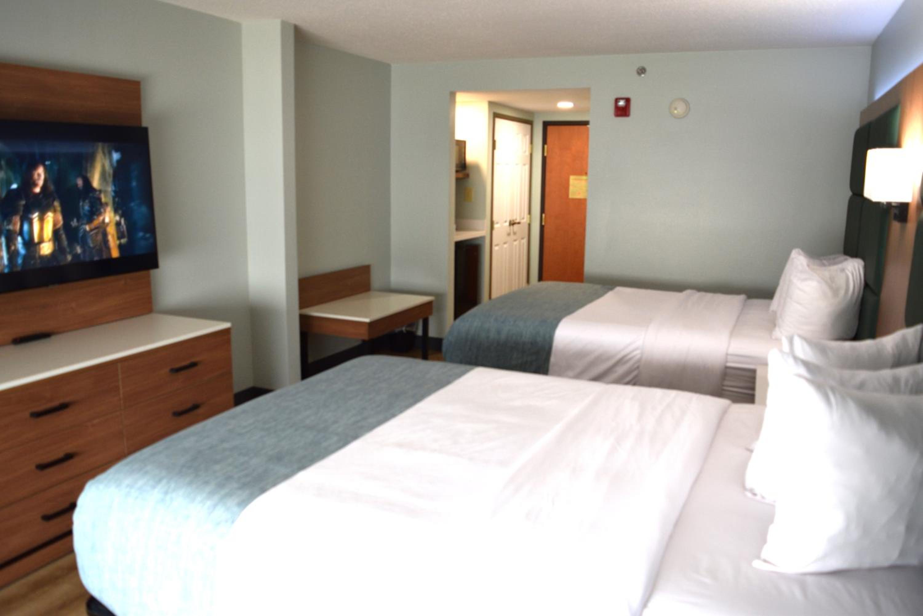 Queen Room with Two Queen Beds - Non-Smoking - Photo 8