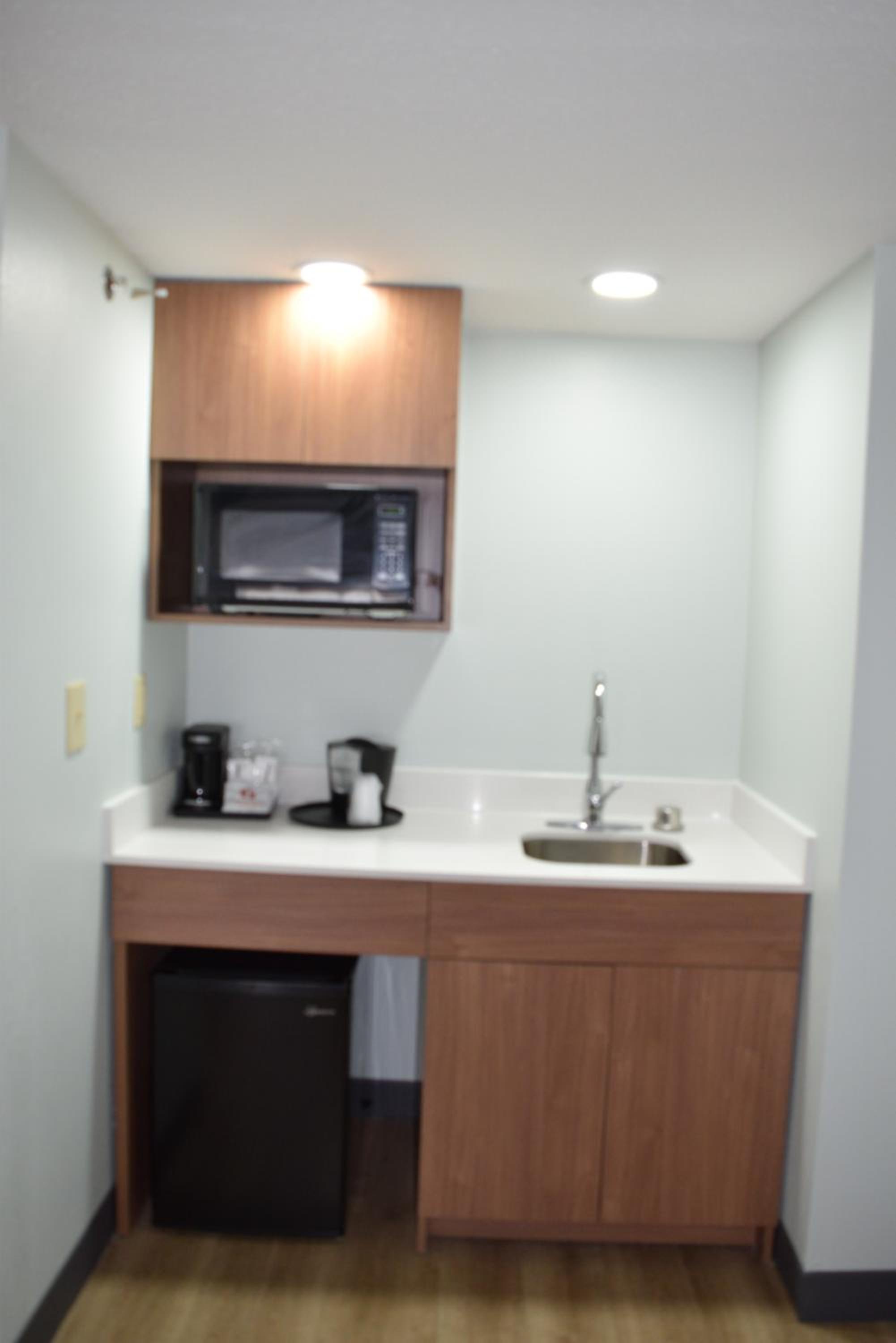 One-Bedroom Deluxe King Suite - Non-Smoking - Photo 4