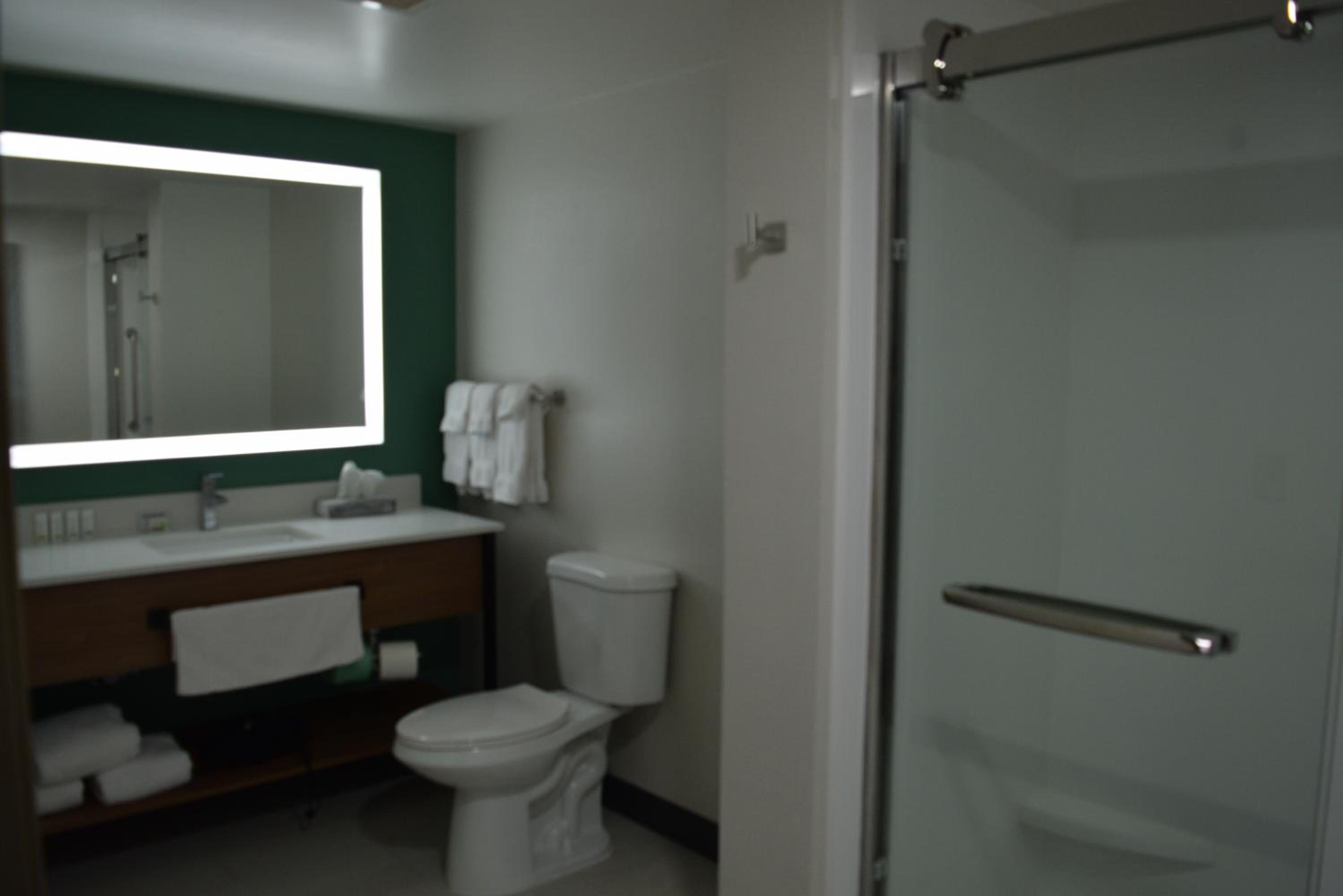 Queen Room with Two Queen Beds - Non-Smoking - Photo 7