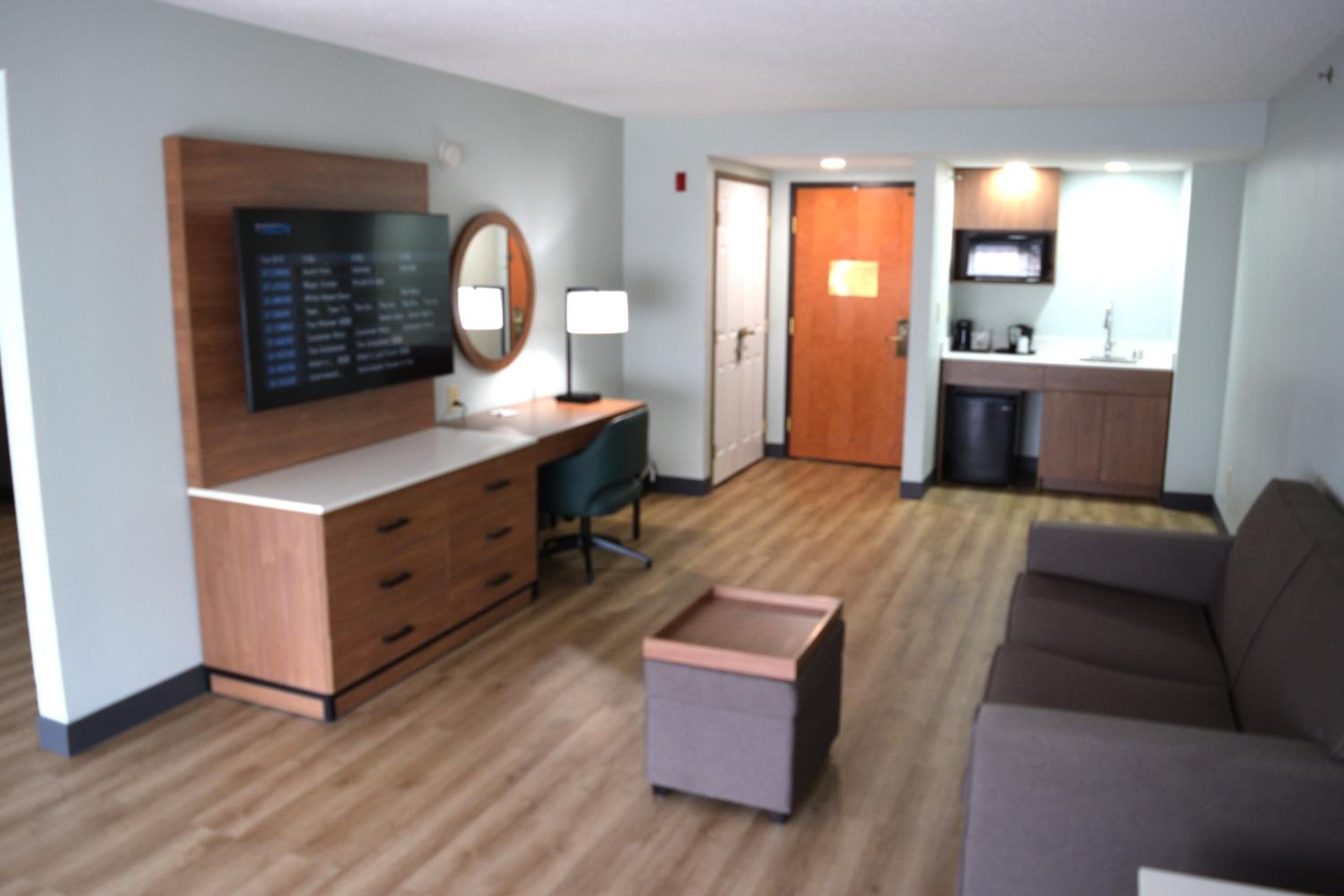 One-Bedroom Deluxe King Suite - Non-Smoking - Photo 8