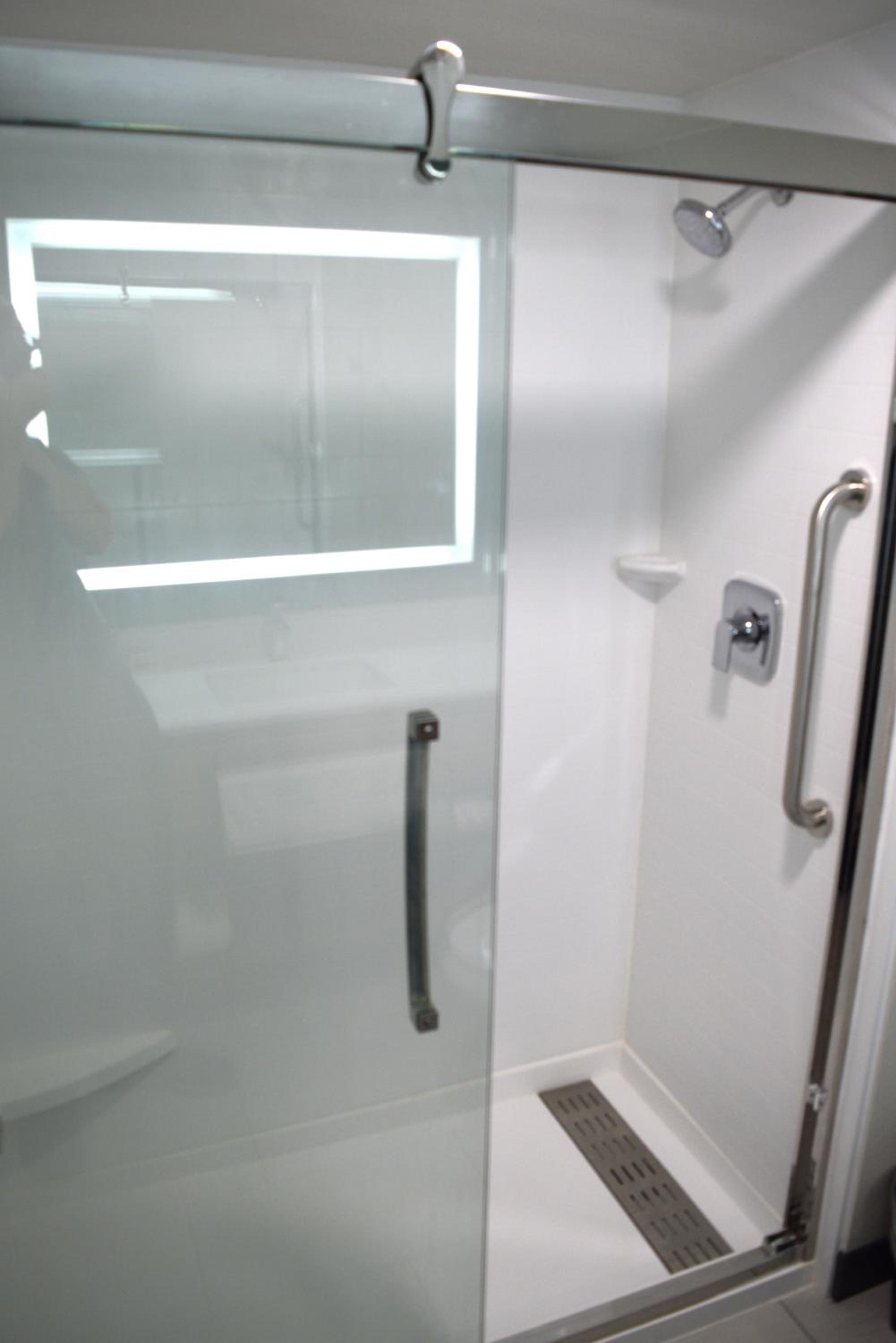 One-Bedroom Deluxe King Suite - Non-Smoking - Photo 7