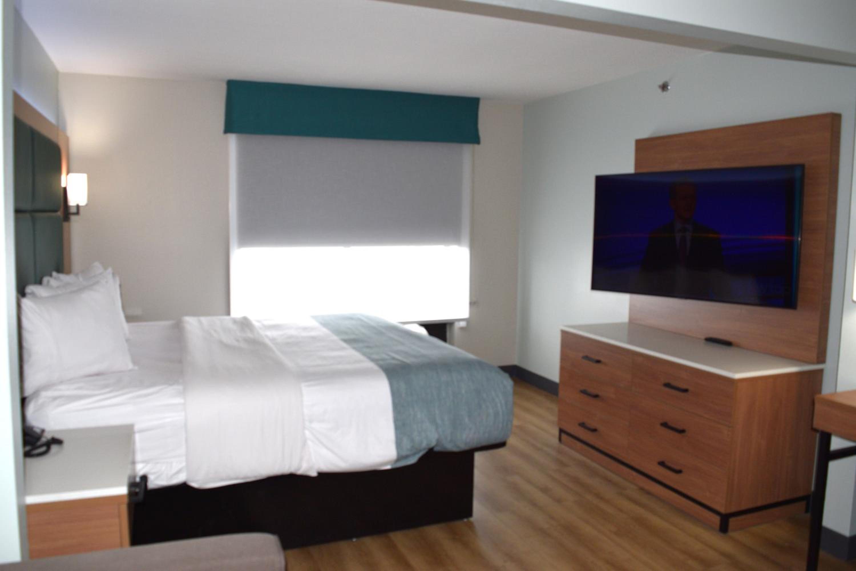 King Room with Walk-In Shower - Mobility Accessible/Non-Smoking - Photo 3