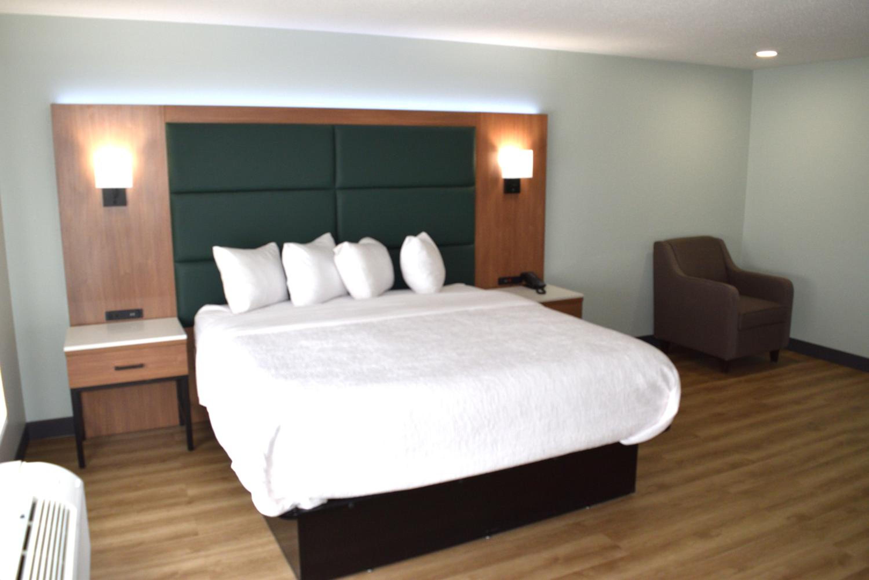 One-Bedroom Deluxe King Suite - Non-Smoking - Photo 5