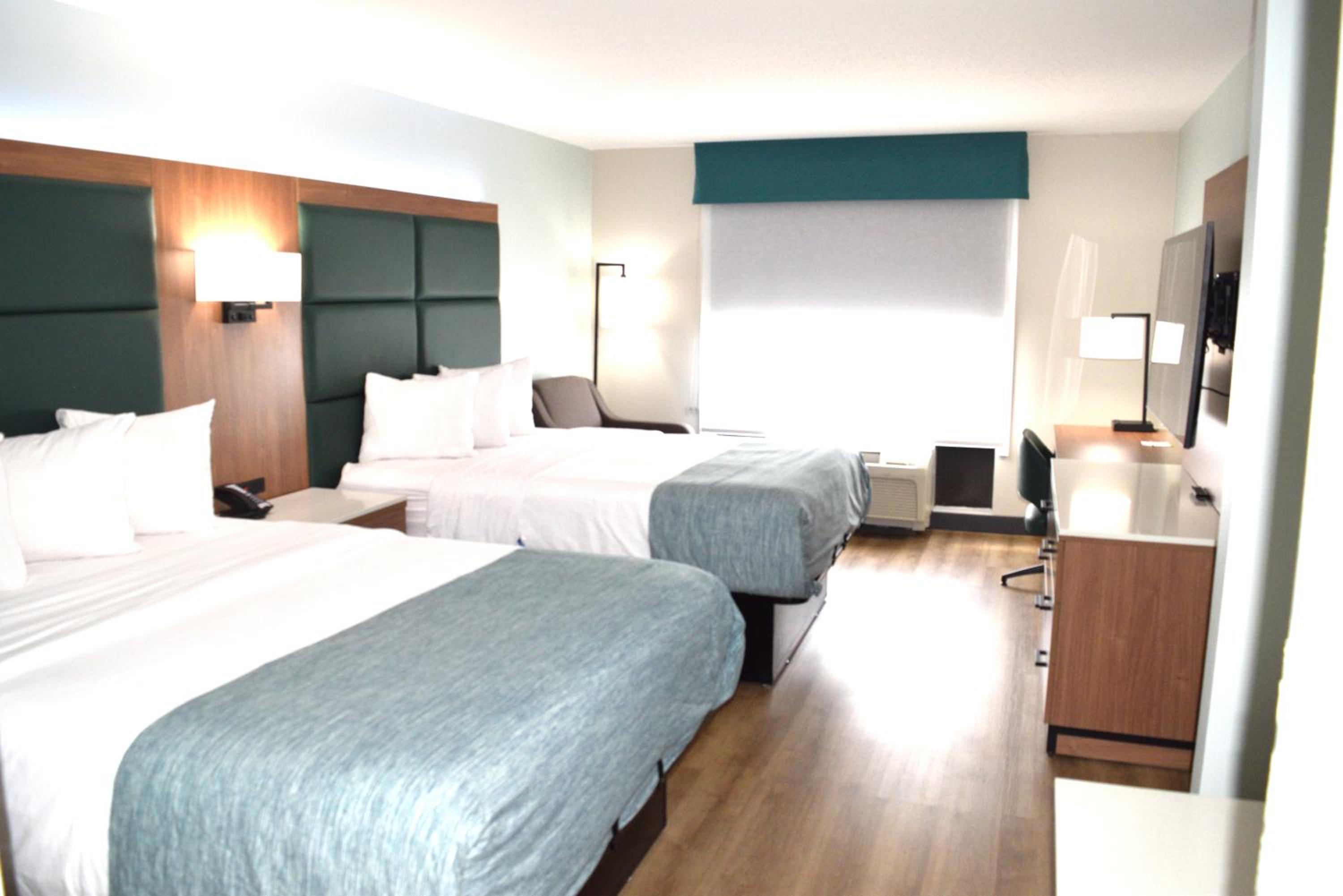 Queen Room with Two Queen Beds - Non-Smoking - Photo 6