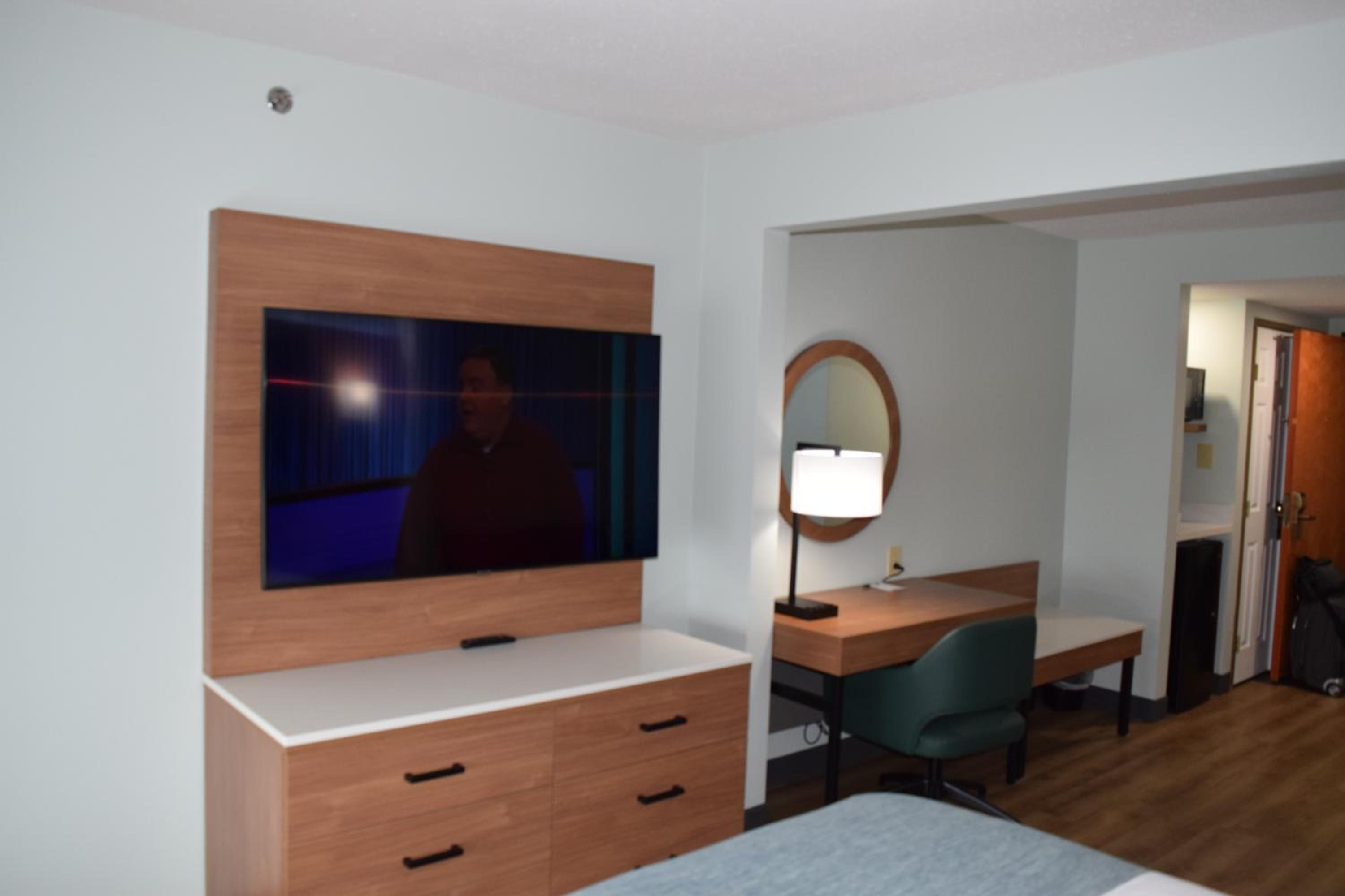 King Room - Non-Smoking - Photo 9