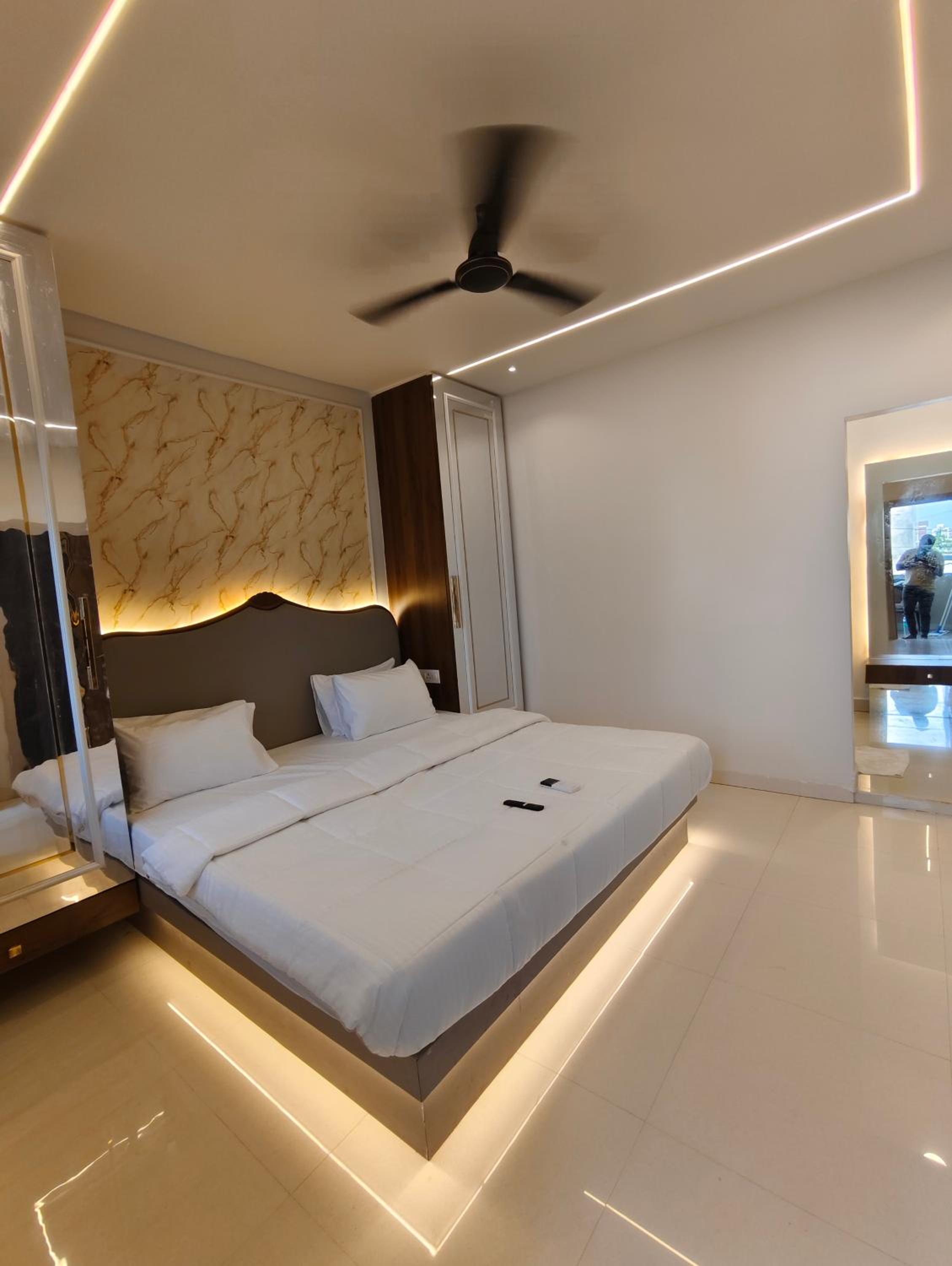 Deluxe Double Room (2 Adults + 1 Child)