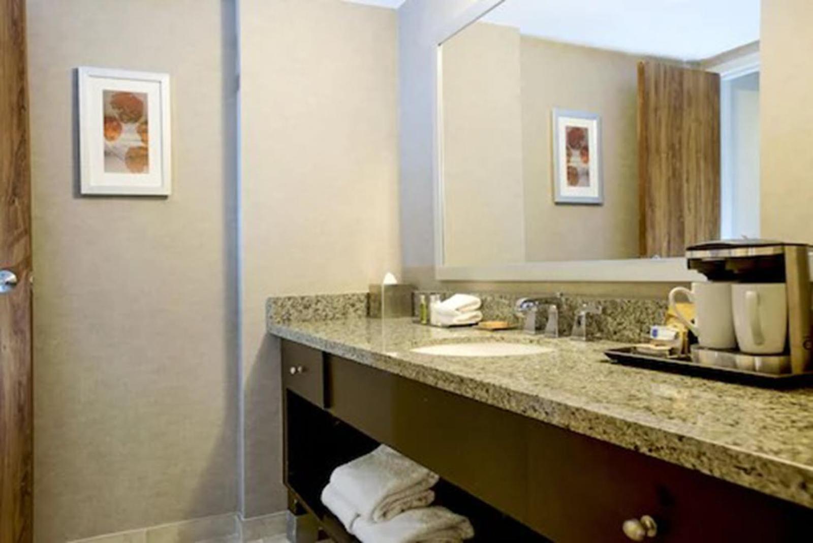 King Room with King Bed - Non-Smoking - Photo 5