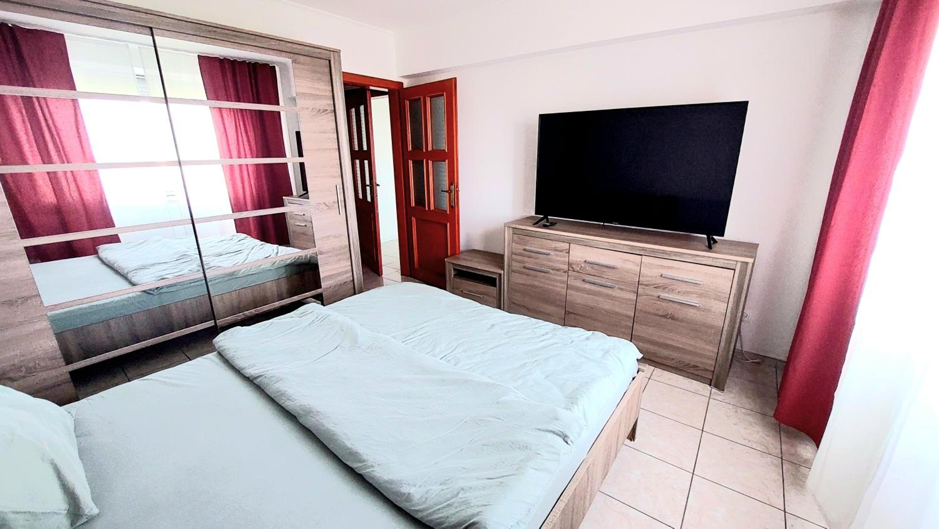 One-Bedroom Apartment photo 1