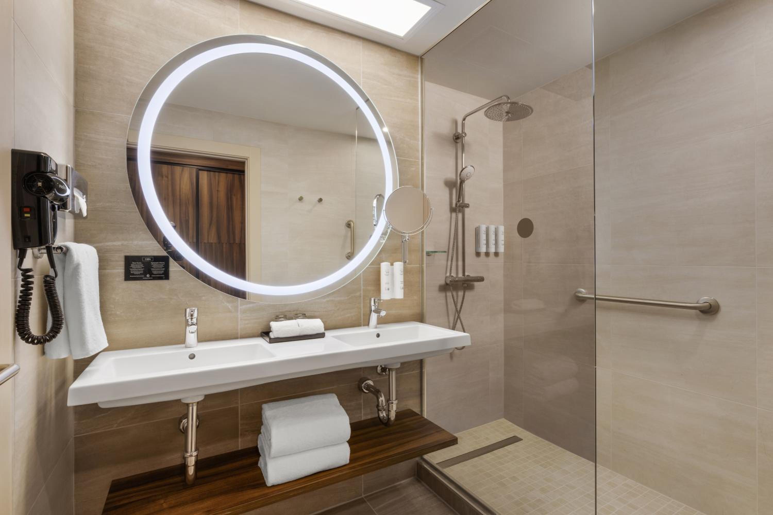 Deluxe Double Room with Two Double Beds thumbnail 5