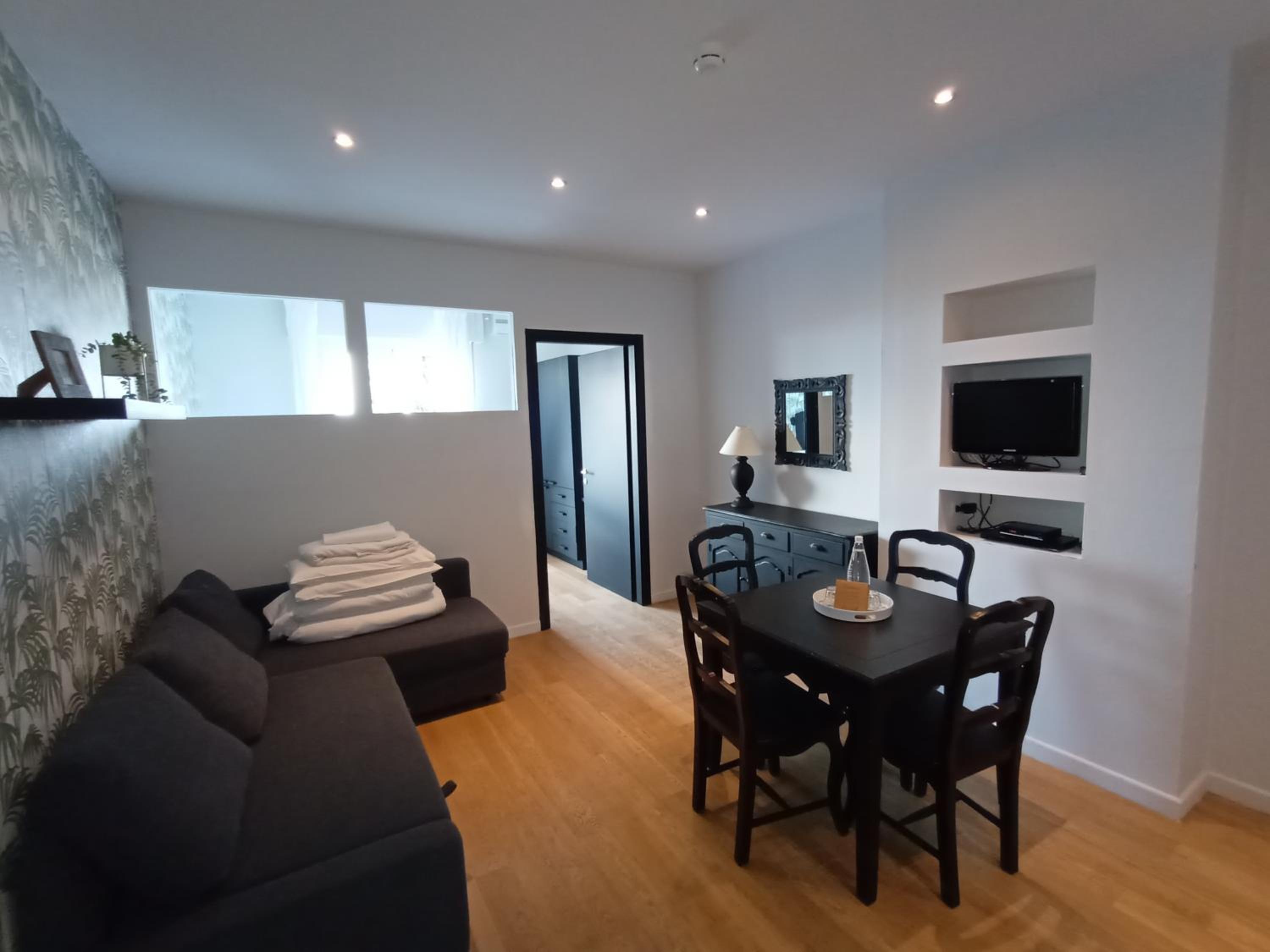 Deluxe One-Bedroom Apartment