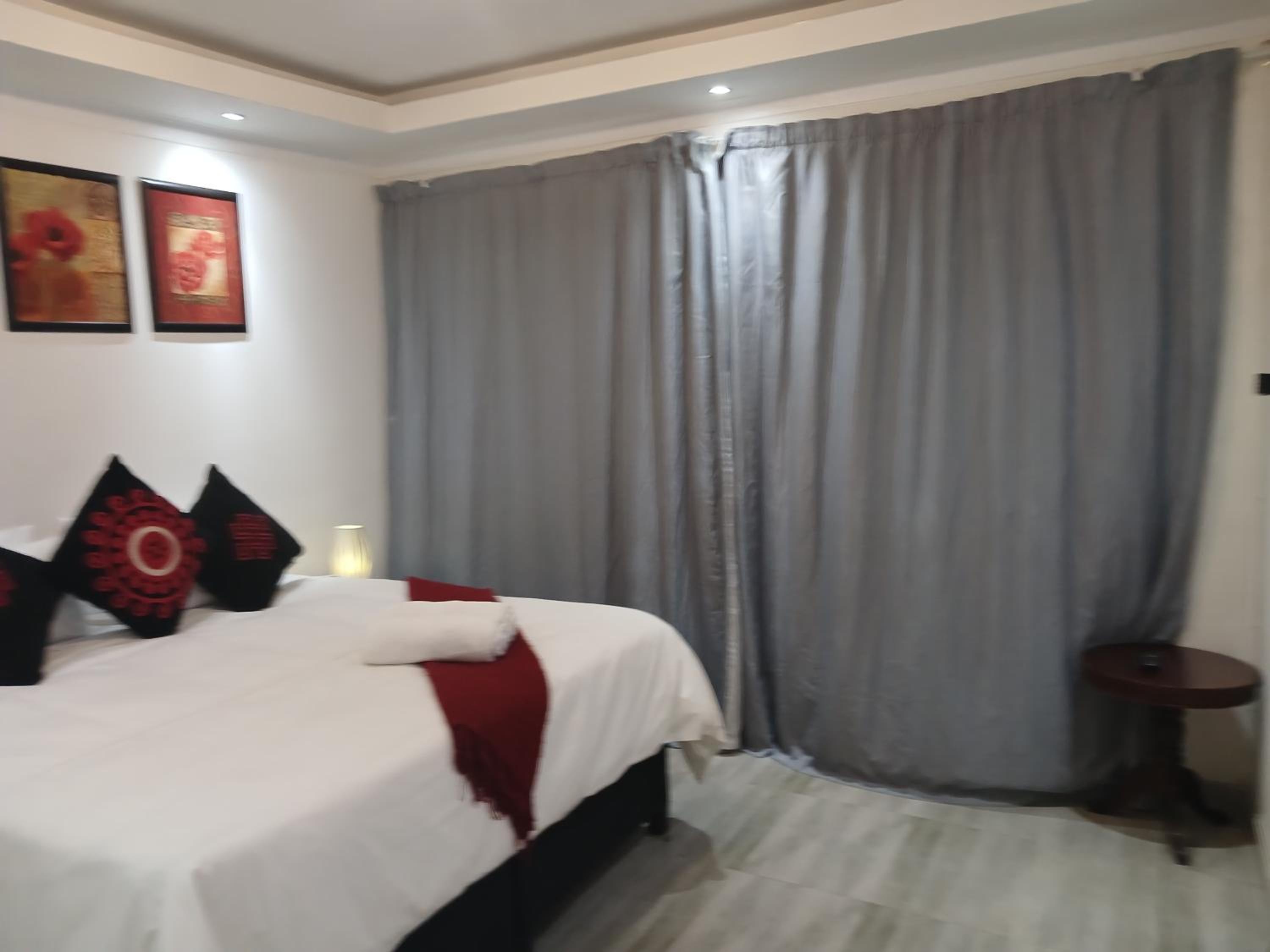 Deluxe King Suite photo 1
