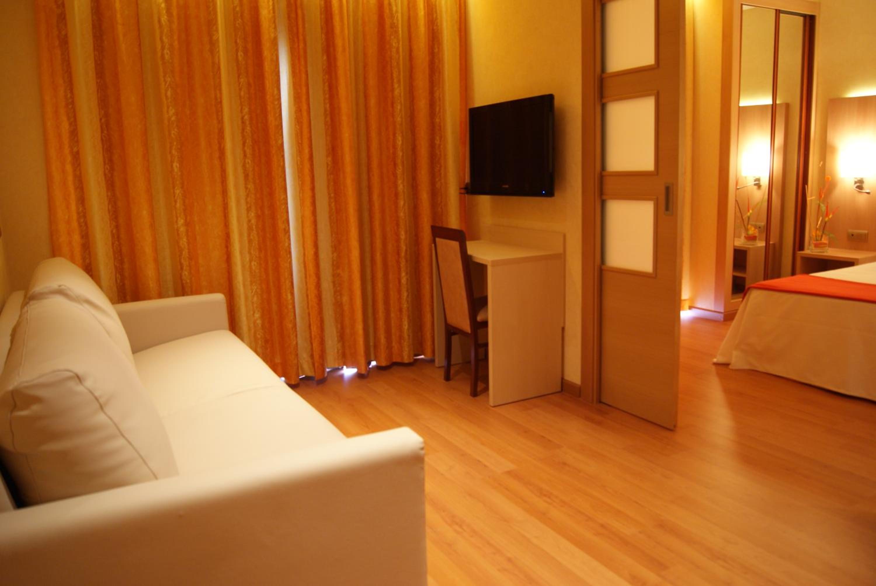 Family Room (4 Adults) - Photo 5