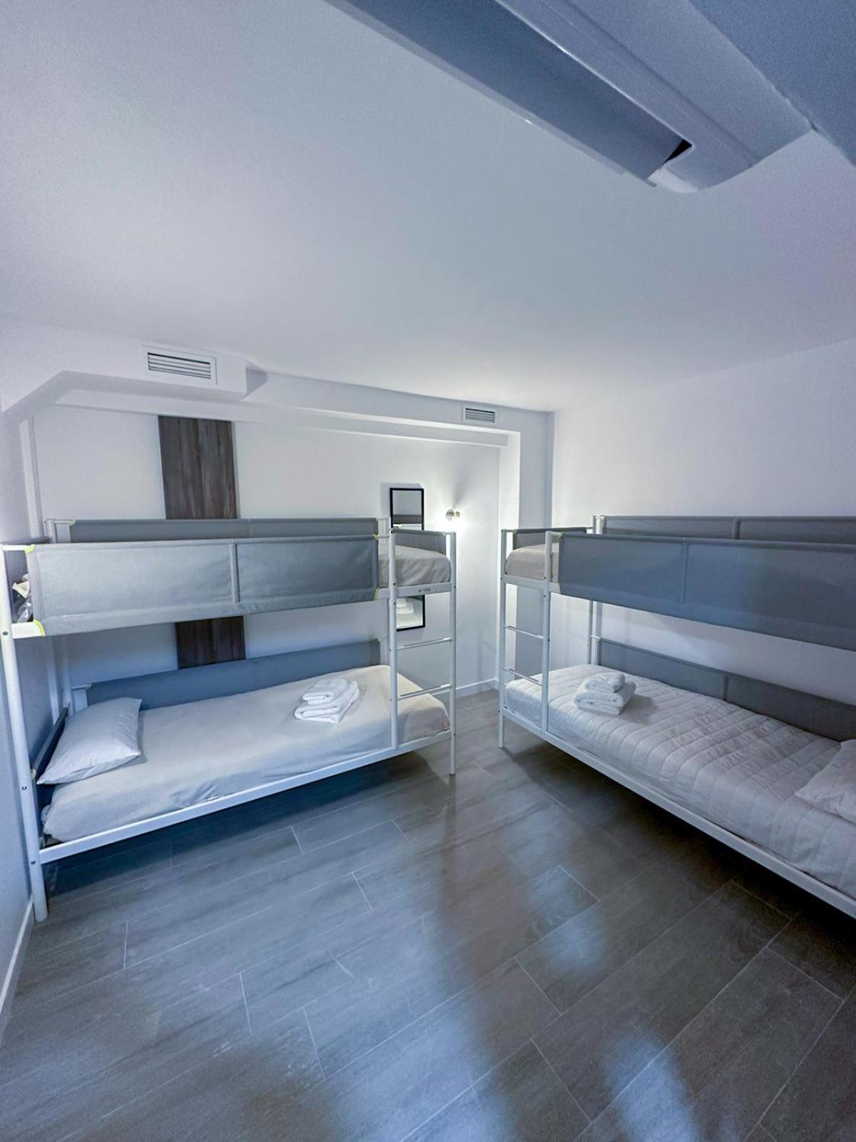 Cama en habitación compartida de 4 camas para mujeres.