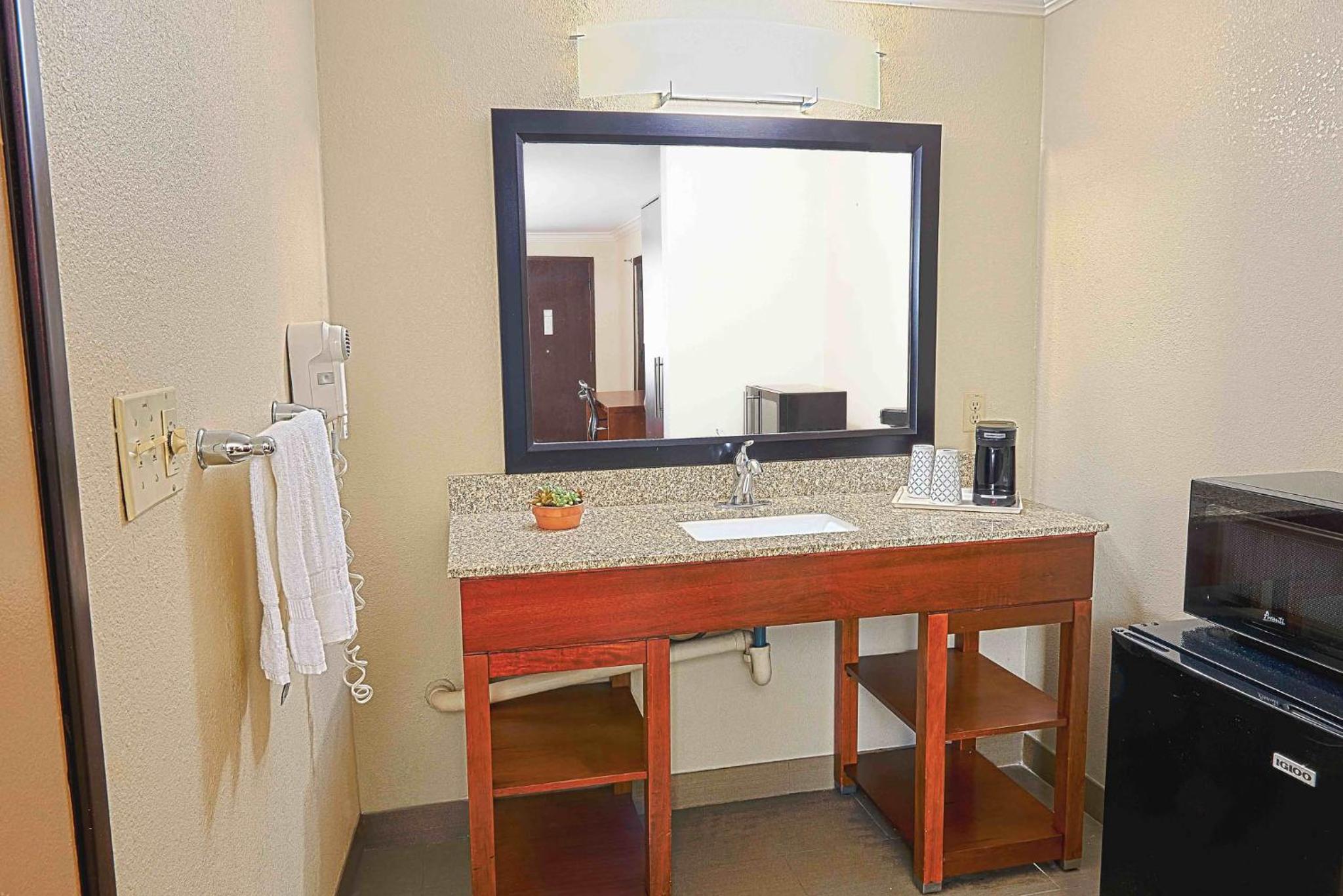 King Room - Handicap Accessible/Non-Smoking