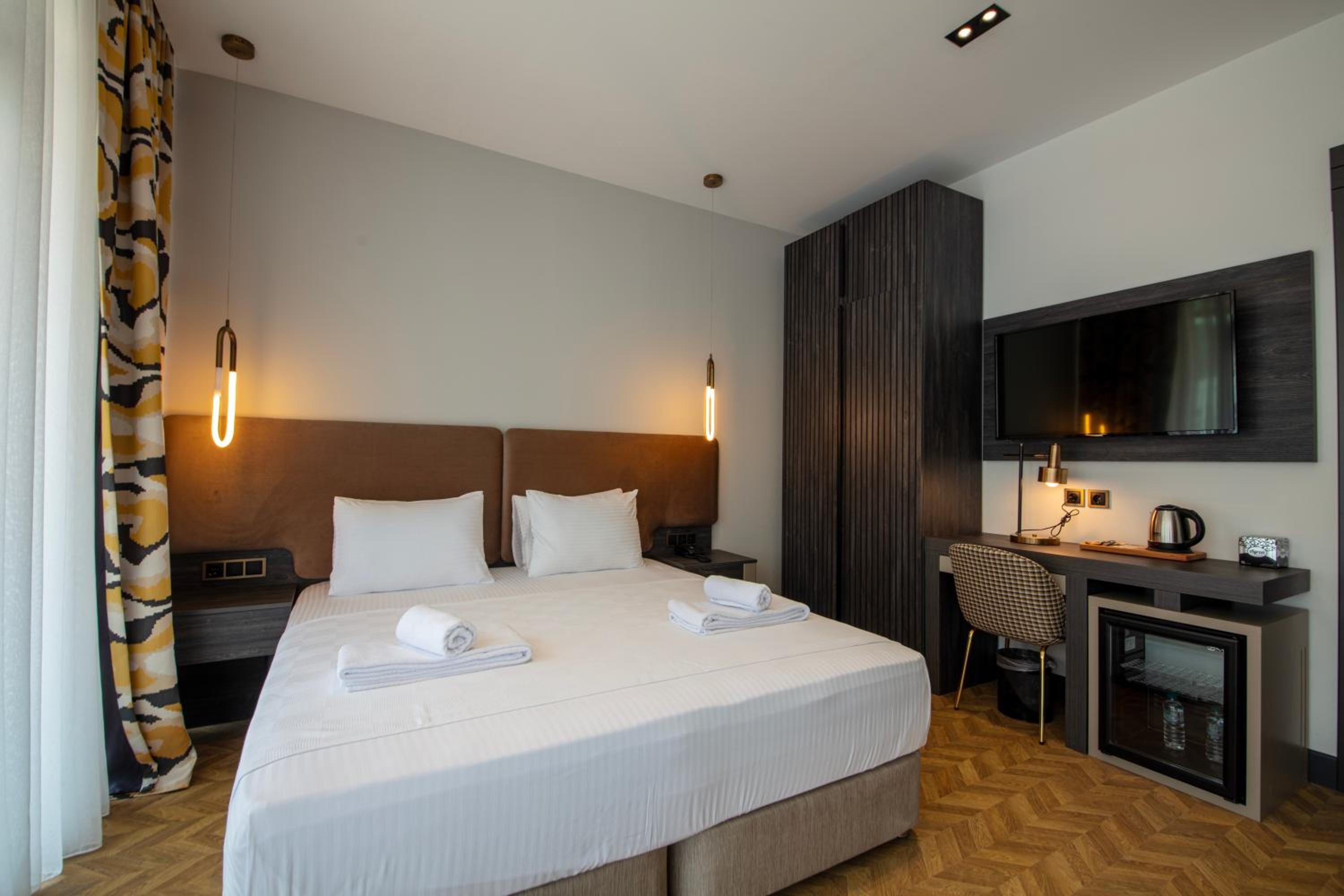 Double Room with Balcony (2 Adults + 1 Child) - Photo 9