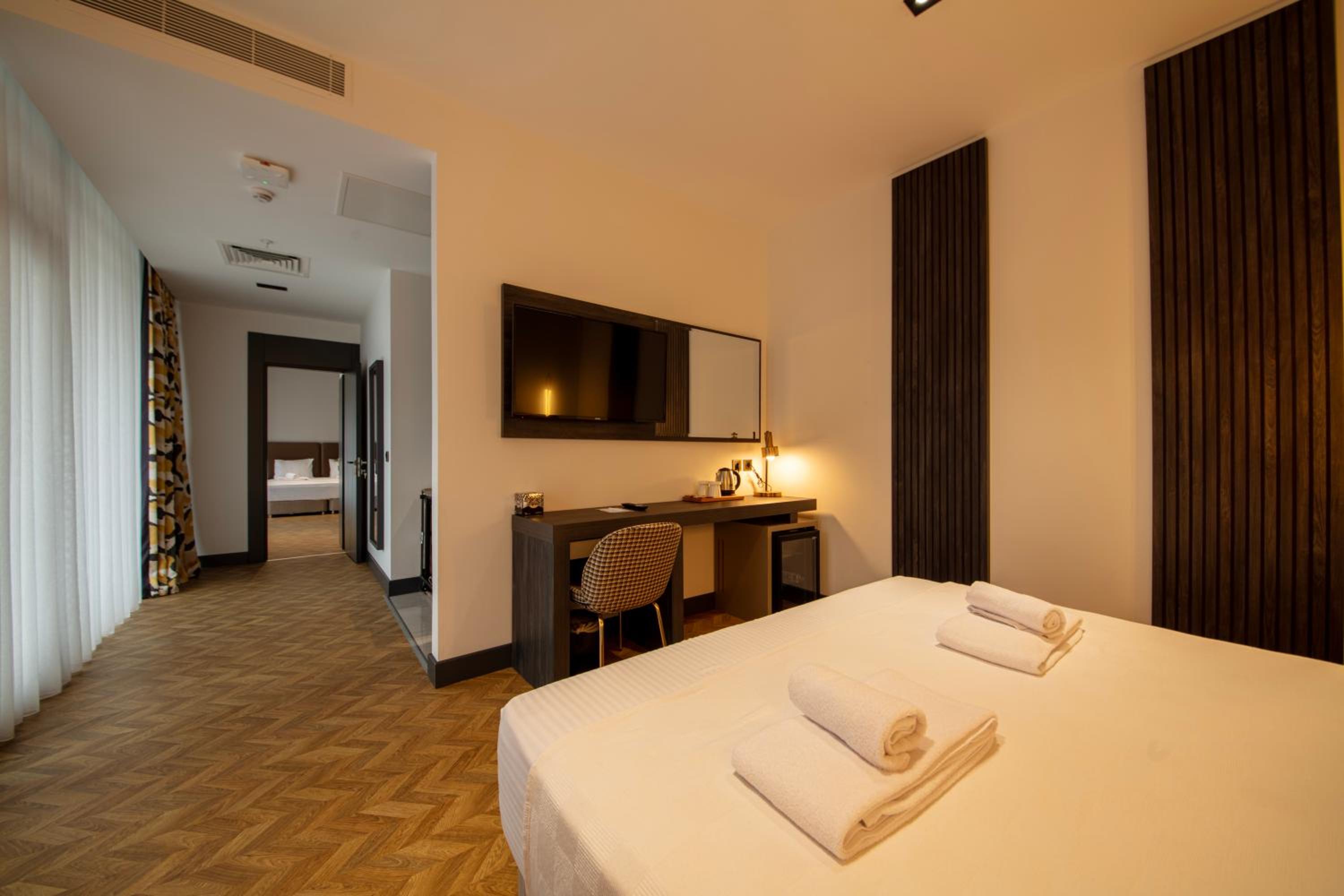 Double Room with Balcony (2 Adults + 1 Child) - Photo 12