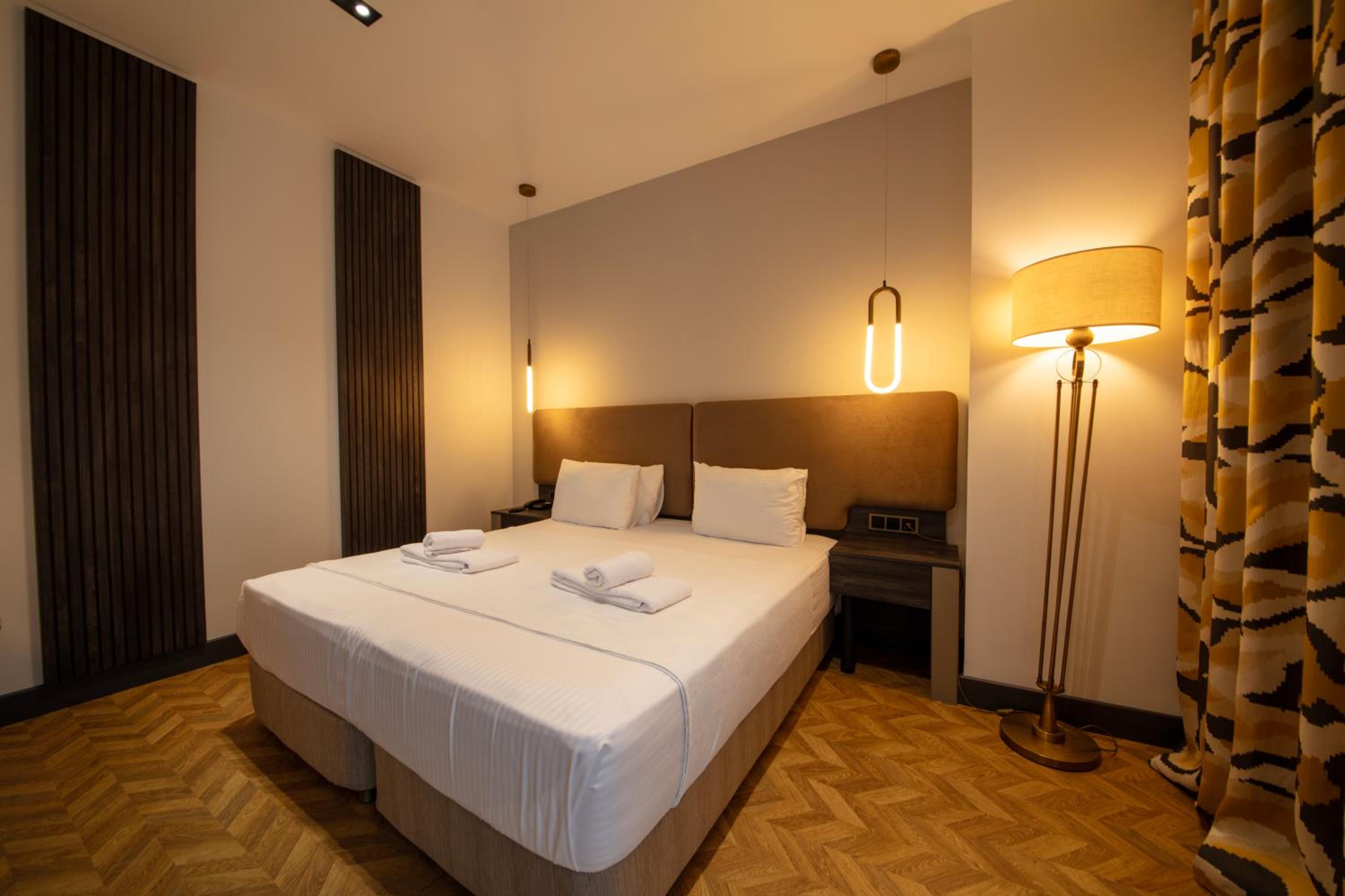 Double Room with Balcony (2 Adults + 1 Child) - Photo 3