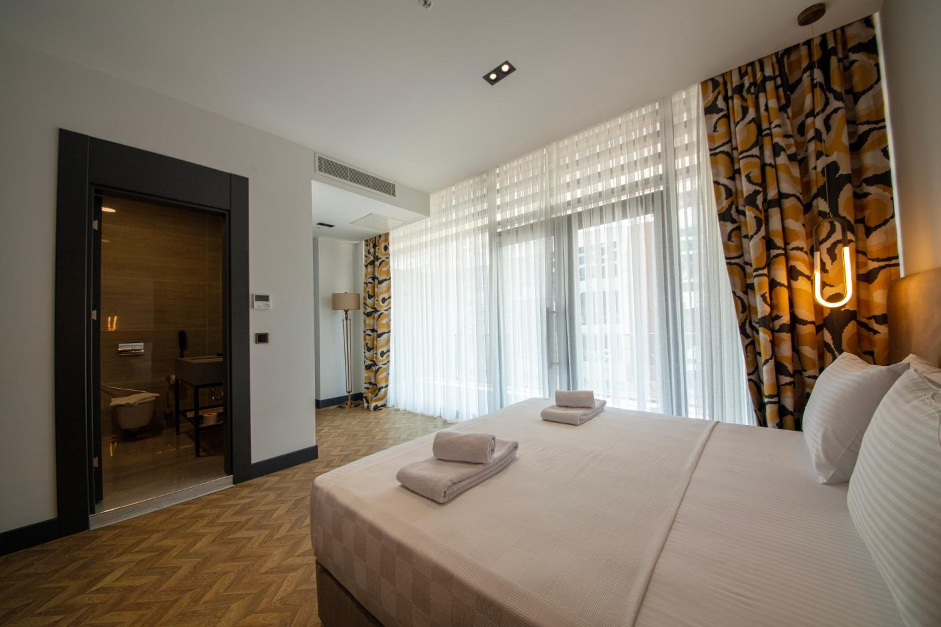Double Room with Balcony (2 Adults + 1 Child) - Photo 8