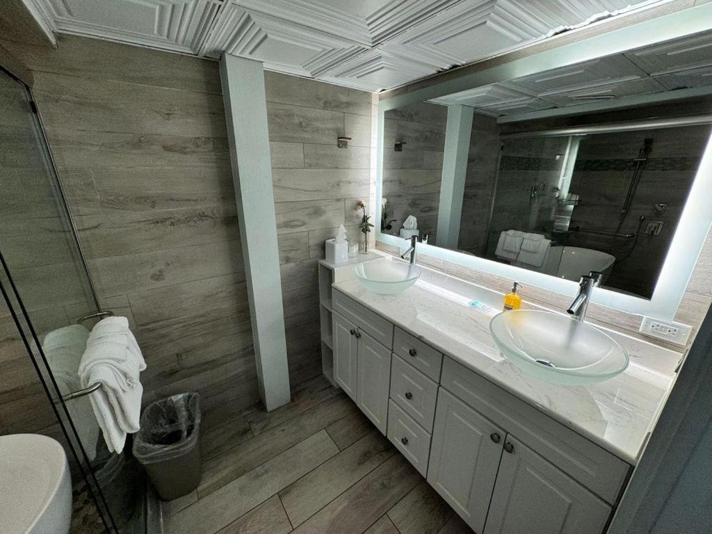 Deluxe King Room with Hot Tub - Adults Only photo 3