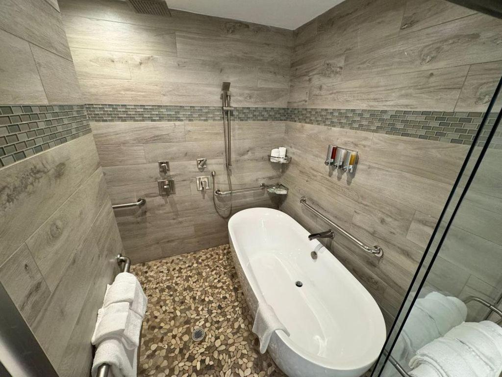 Deluxe King Room with Hot Tub - Adults Only photo 2
