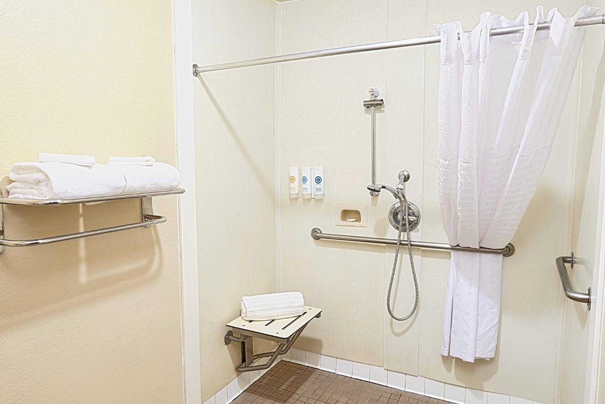 Queen Room With Two Queen Beds - Handicap Accessible/Non Smoking thumbnail 5