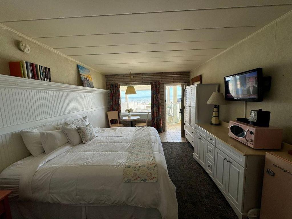 King Room with Patio - Downstairs photo 1