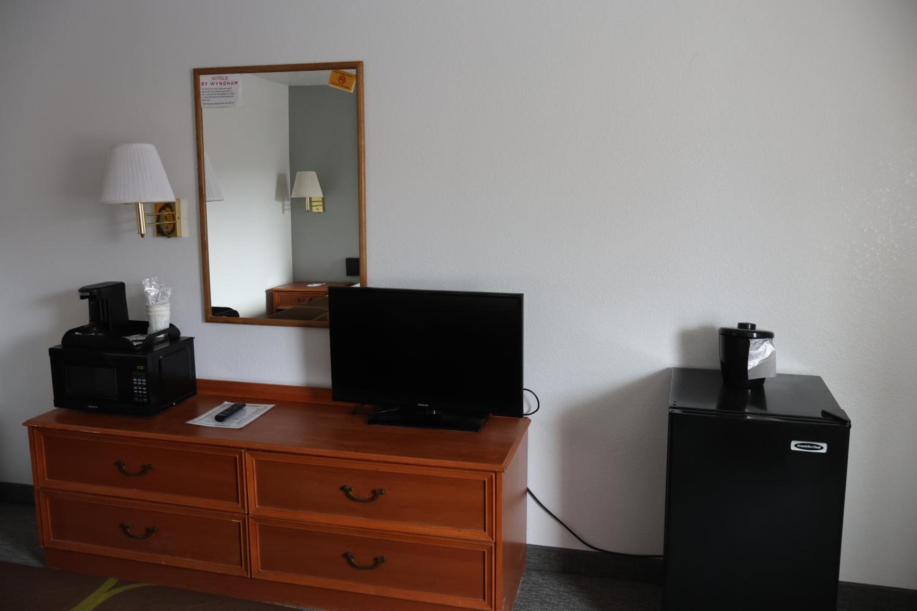 King Room - Non-Smoking photo 3