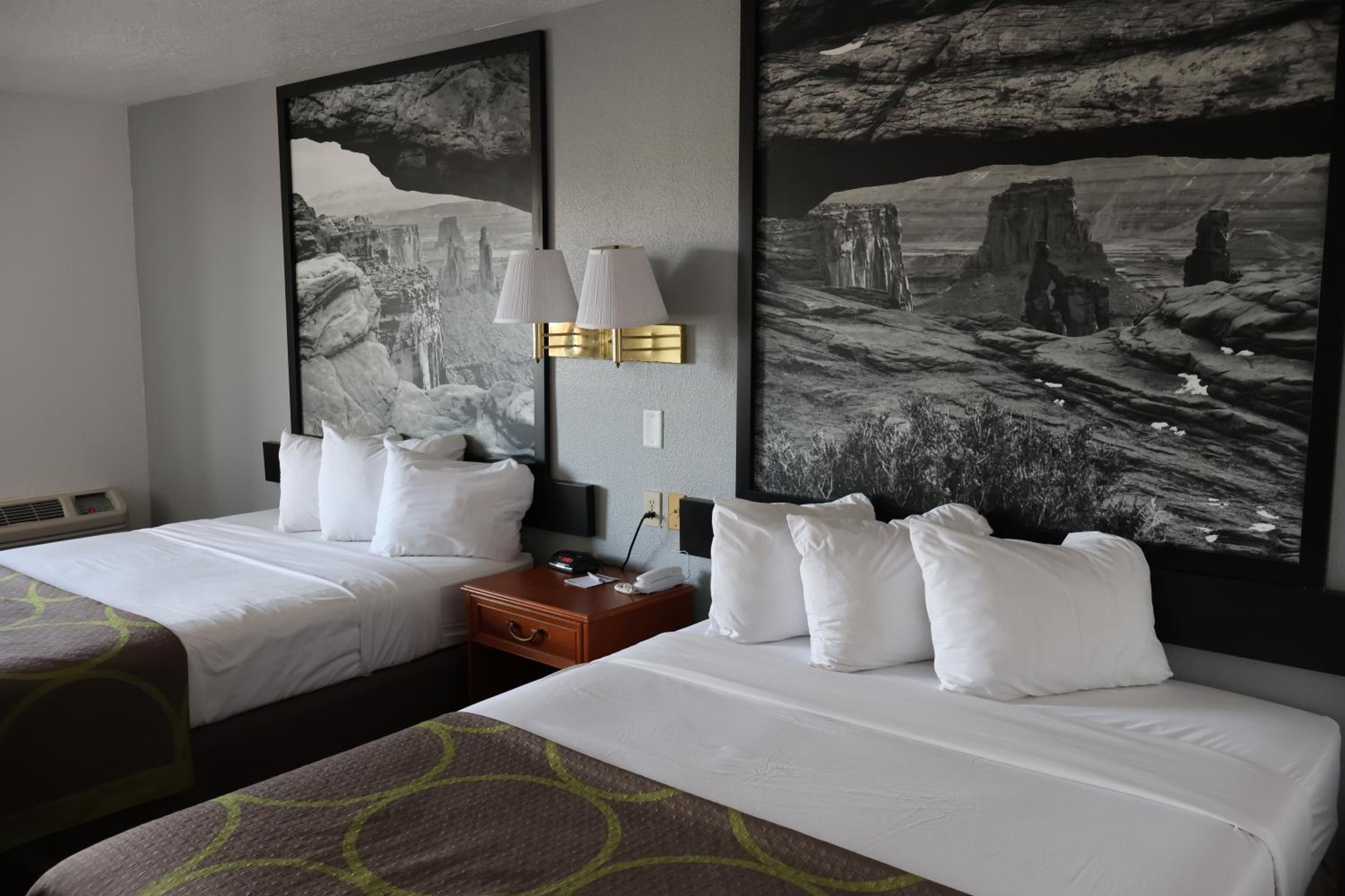 Queen Room with Two Queen Beds - Non-Smoking photo 2