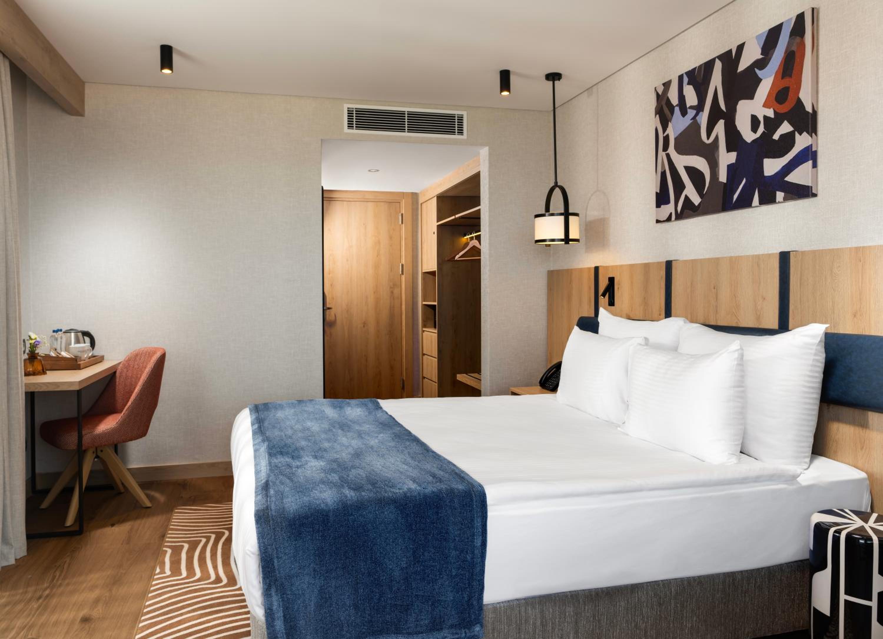 Trendy Room with Queen Size Bed photo 1