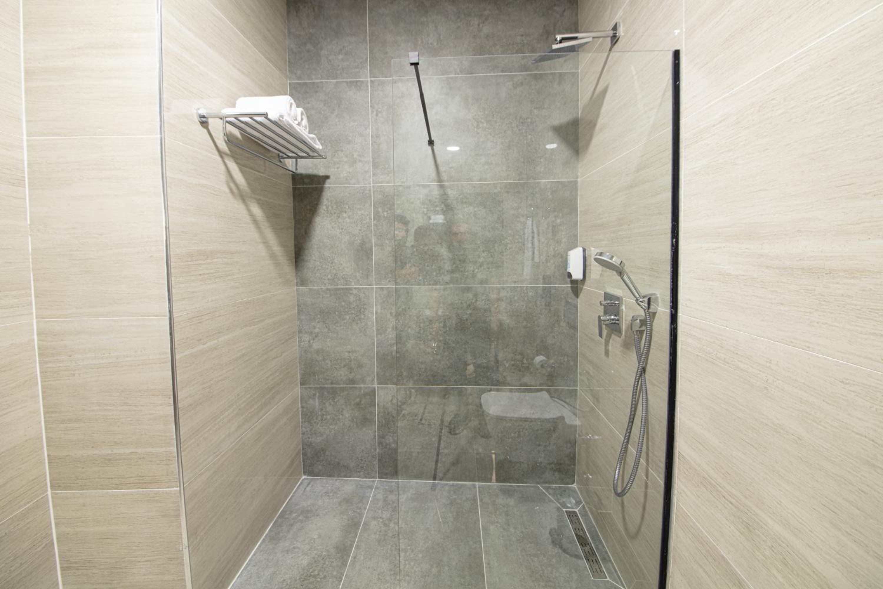 Suite - Photo 16