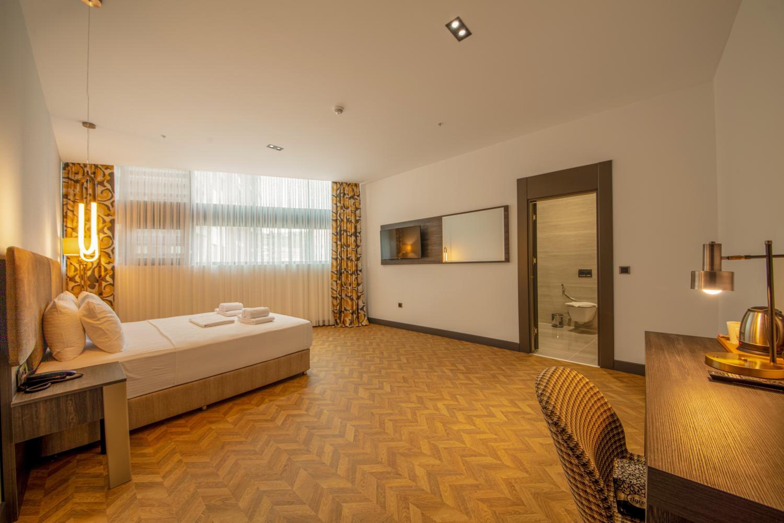 Suite - Photo 2