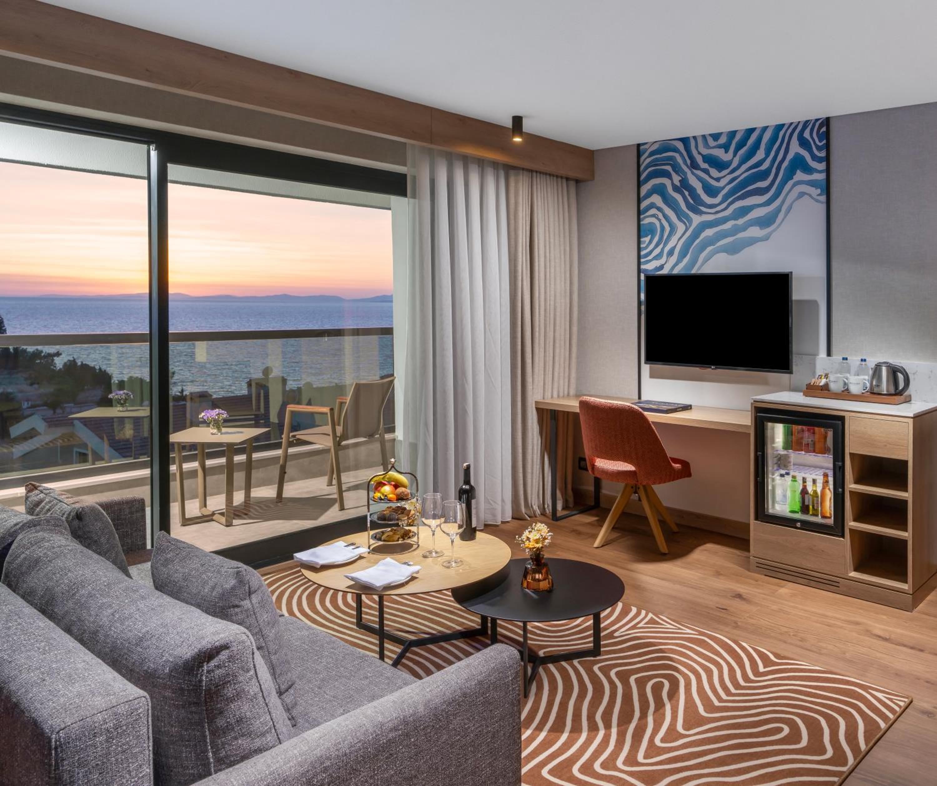 Suite with Queen Size Bed, Sea View photo 1
