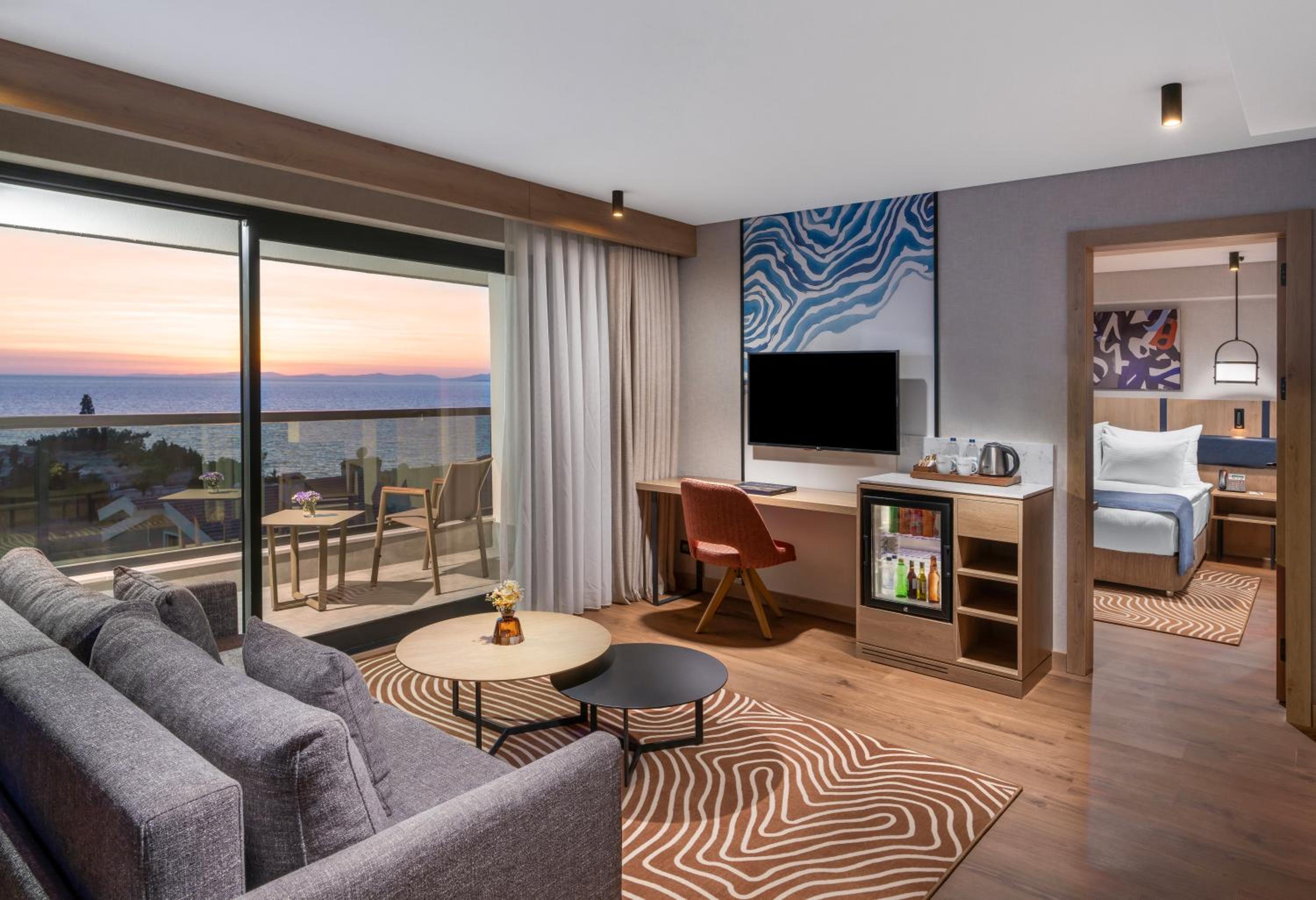 Suite with Queen Size Bed, Sea View photo 3