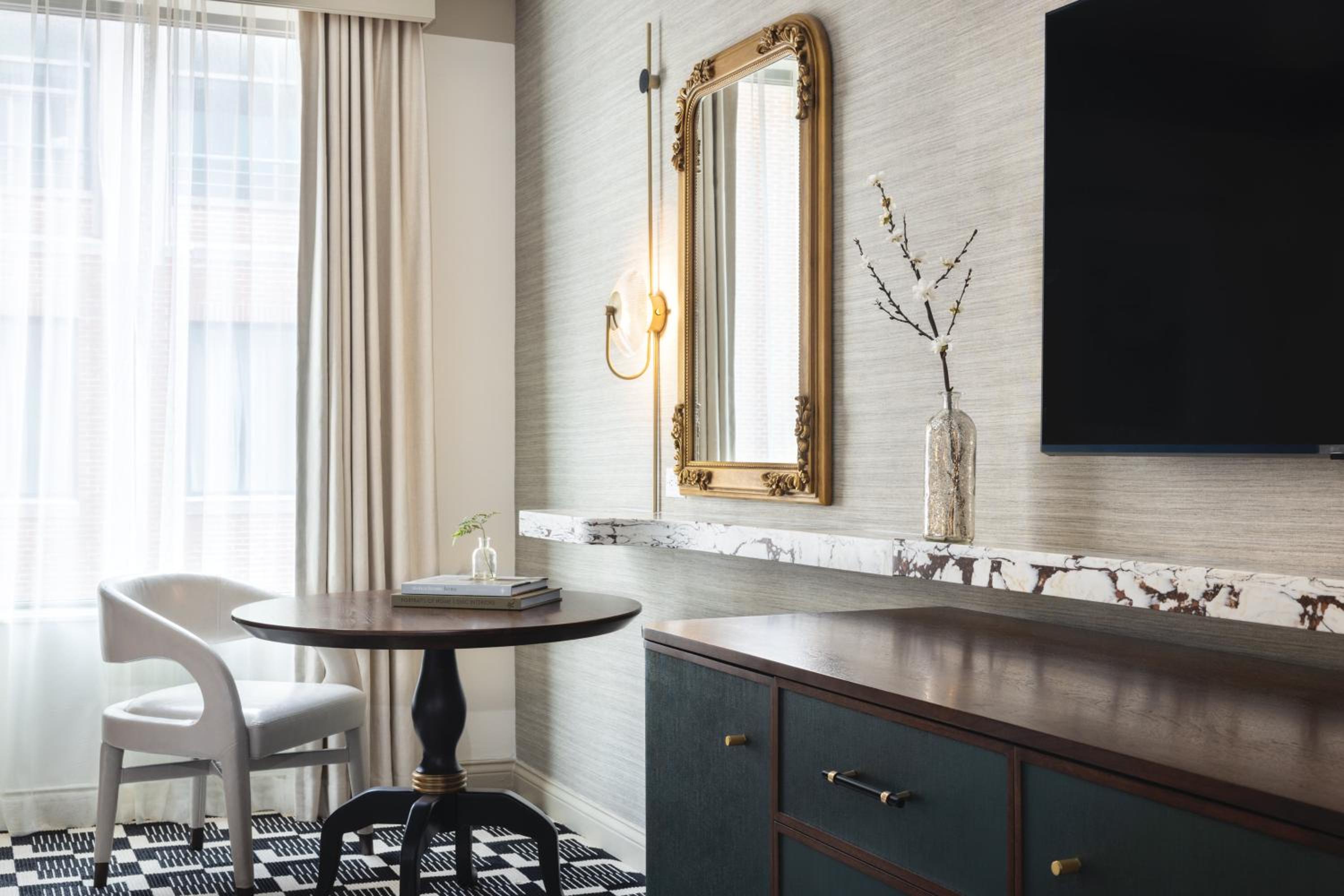 Deluxe King Room - Photo 11