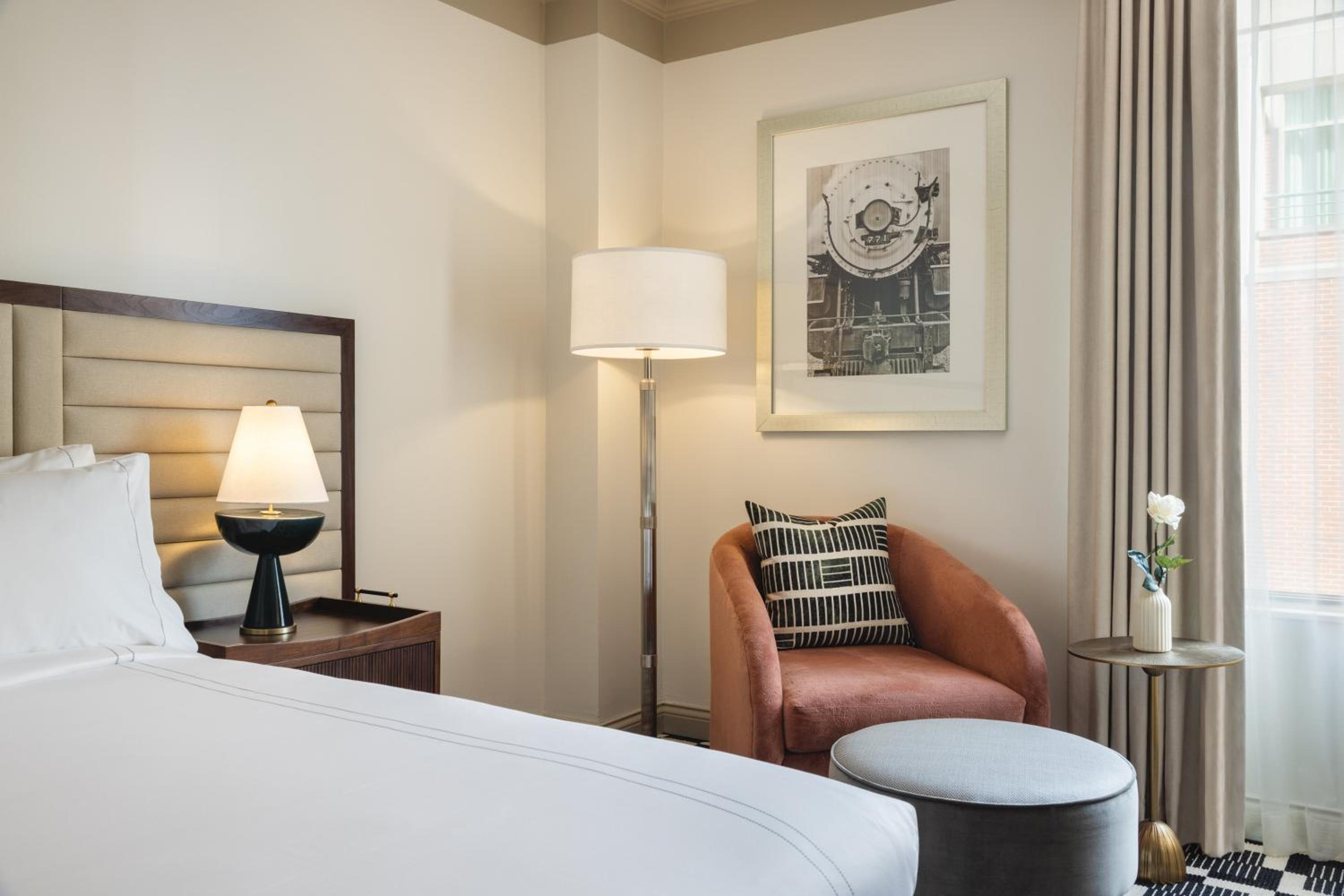 Deluxe King Room - Photo 16