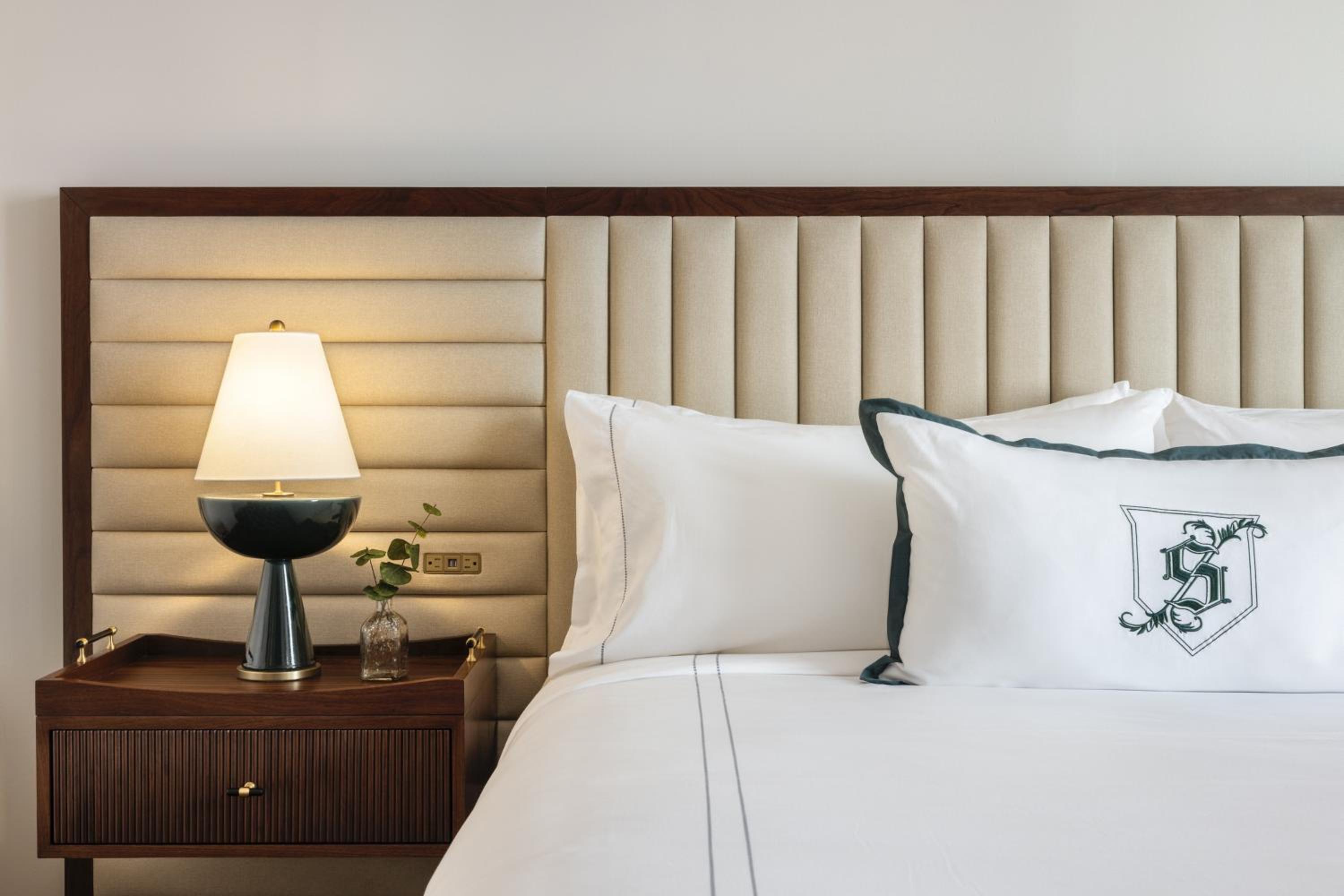 Deluxe King Room - Photo 13