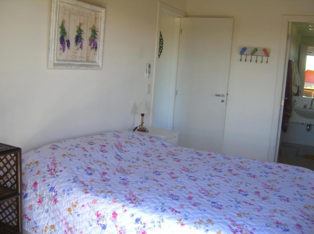 Six-Bedroom House photo 3