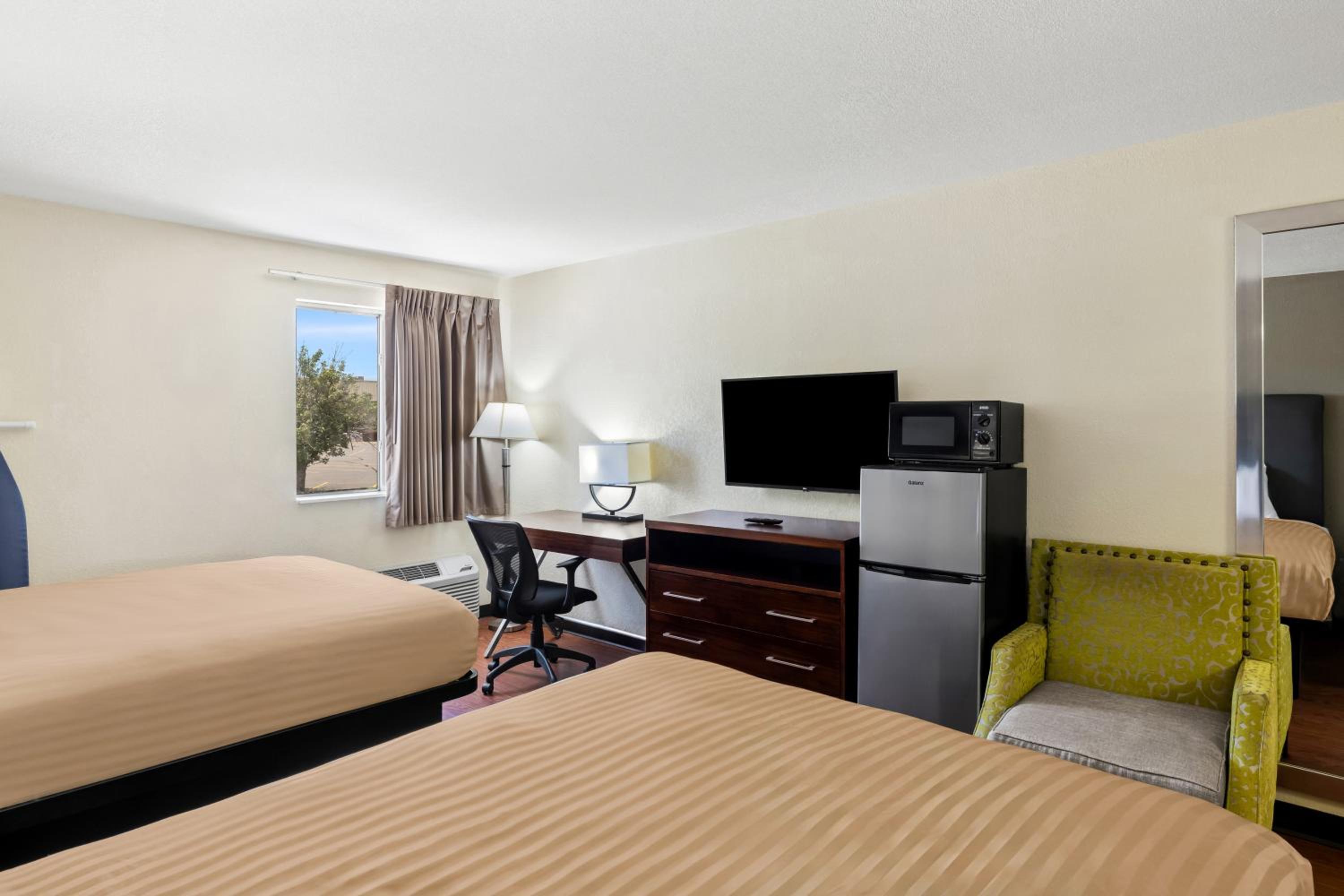 Queen Room with Two Queen Beds - Non Smoking photo 3