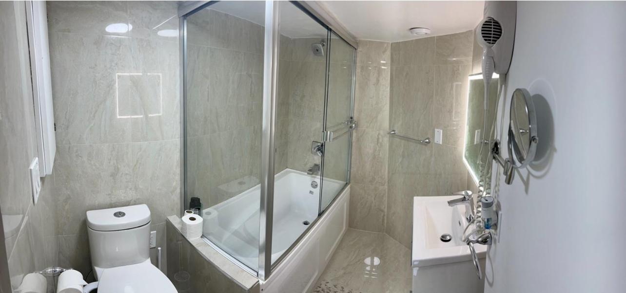 Deluxe Queen Suite photo 3