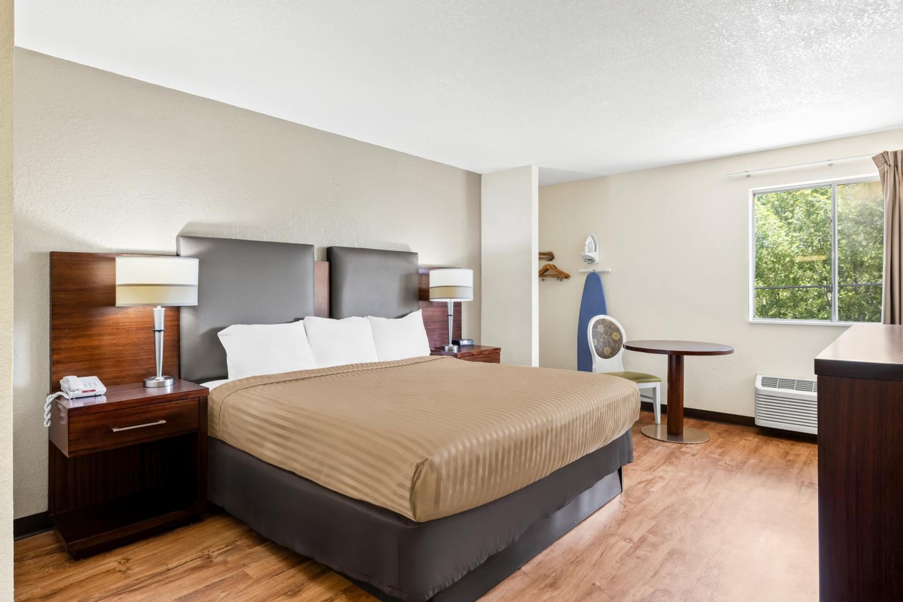 Queen Room with Two Queen Beds - Non Smoking photo 1