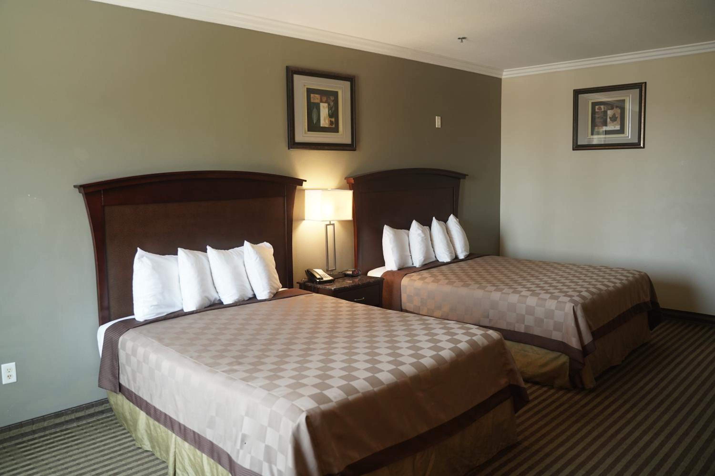 Queen Room with Two Queen Beds - Non-Smoking - Photo 6