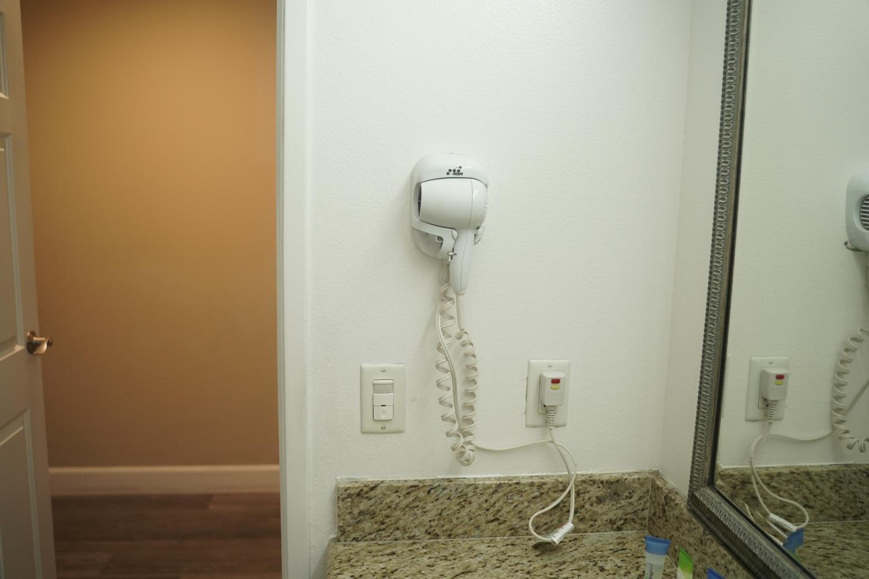 King Room - Non-Smoking - Photo 8