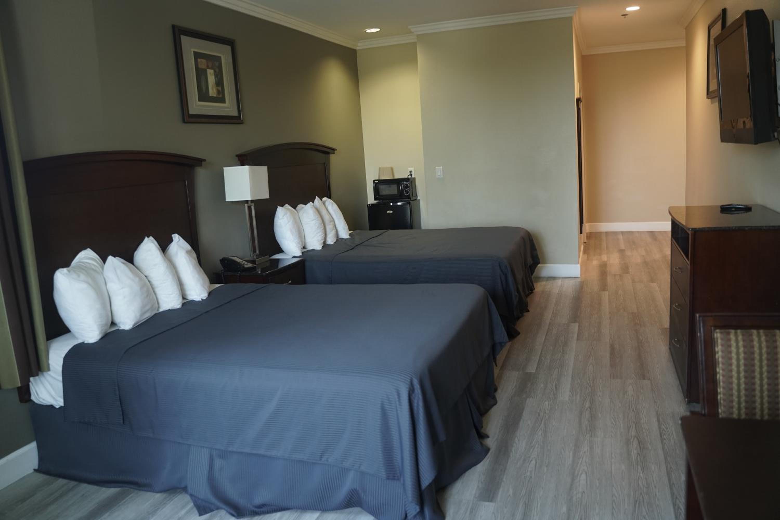 Queen Room with Two Queen Beds - Non-Smoking - Photo 10