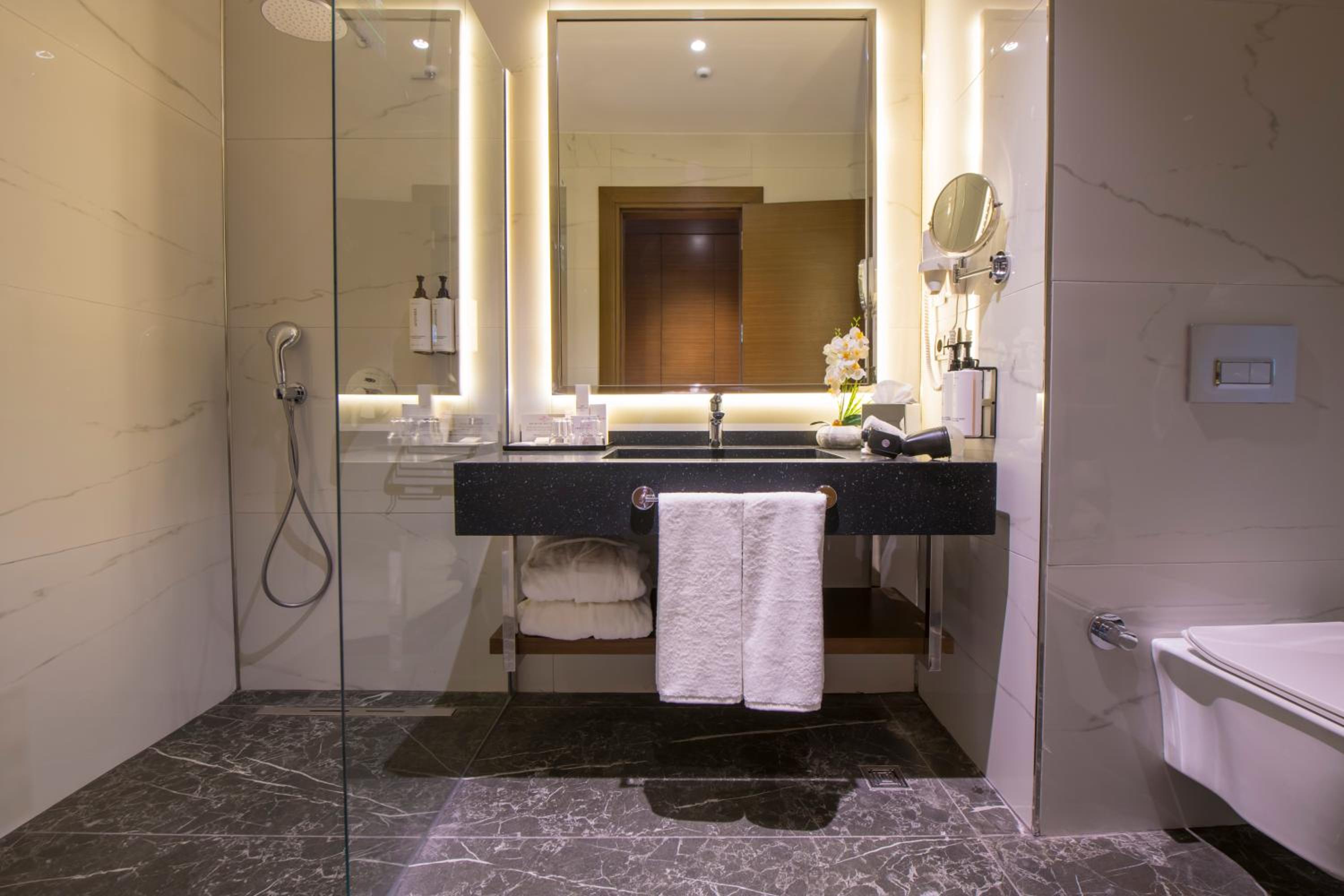 Standard King Room with Balcony - Photo 2